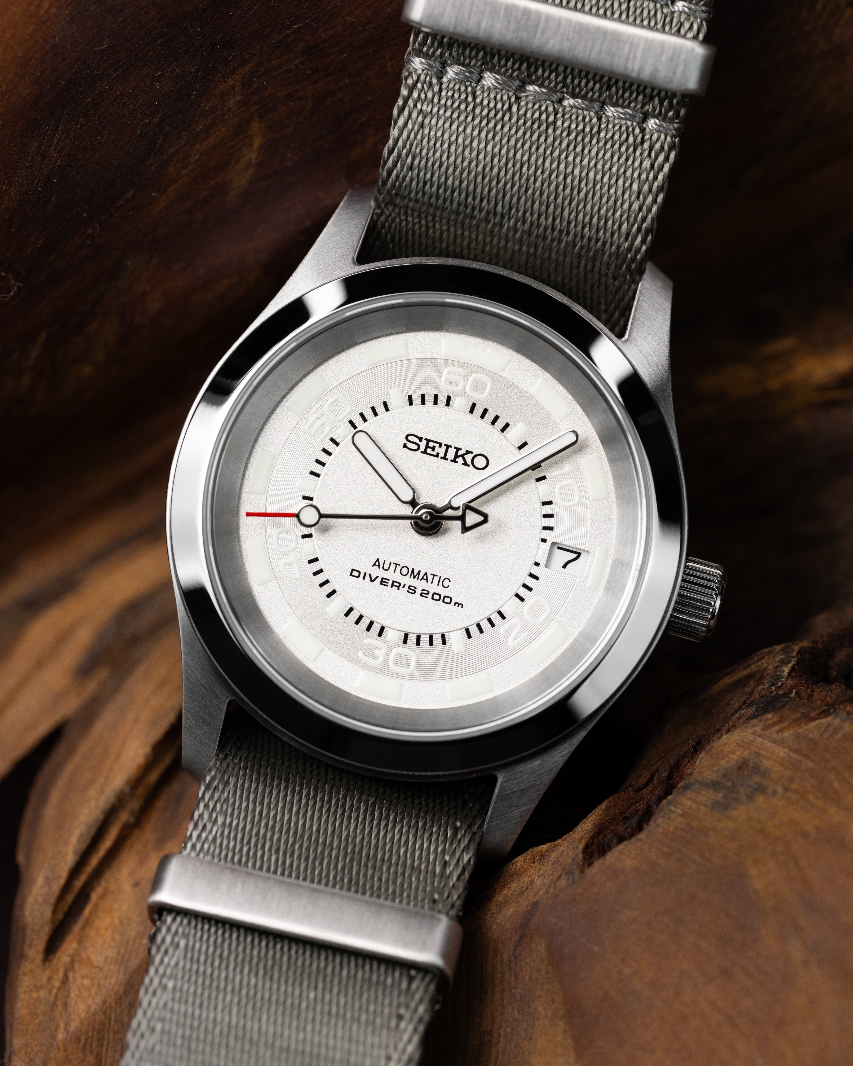 Custom Seiko Mod – Diver Watch With Full Matte Silver Poker Dial Red-Tipped Seconds Hand Grey Nato Strap1