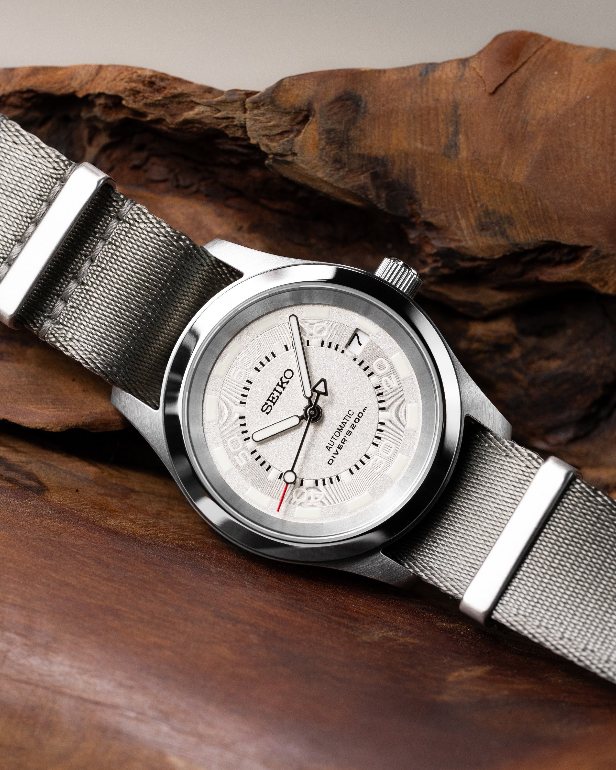 Custom Seiko Mod – Diver Watch With Full Matte Silver Poker Dial Red-Tipped Seconds Hand Grey Nato Strap14
