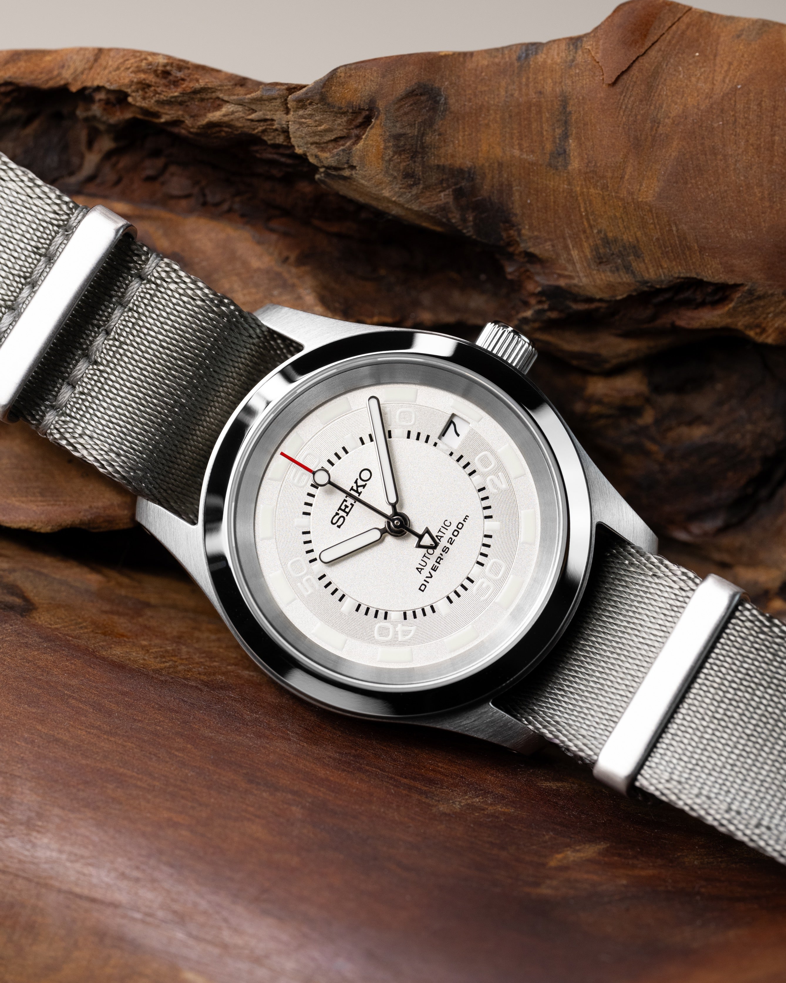 Custom Seiko Mod – Diver Watch With Full Matte Silver Poker Dial Red-Tipped Seconds Hand Grey Nato Strap15