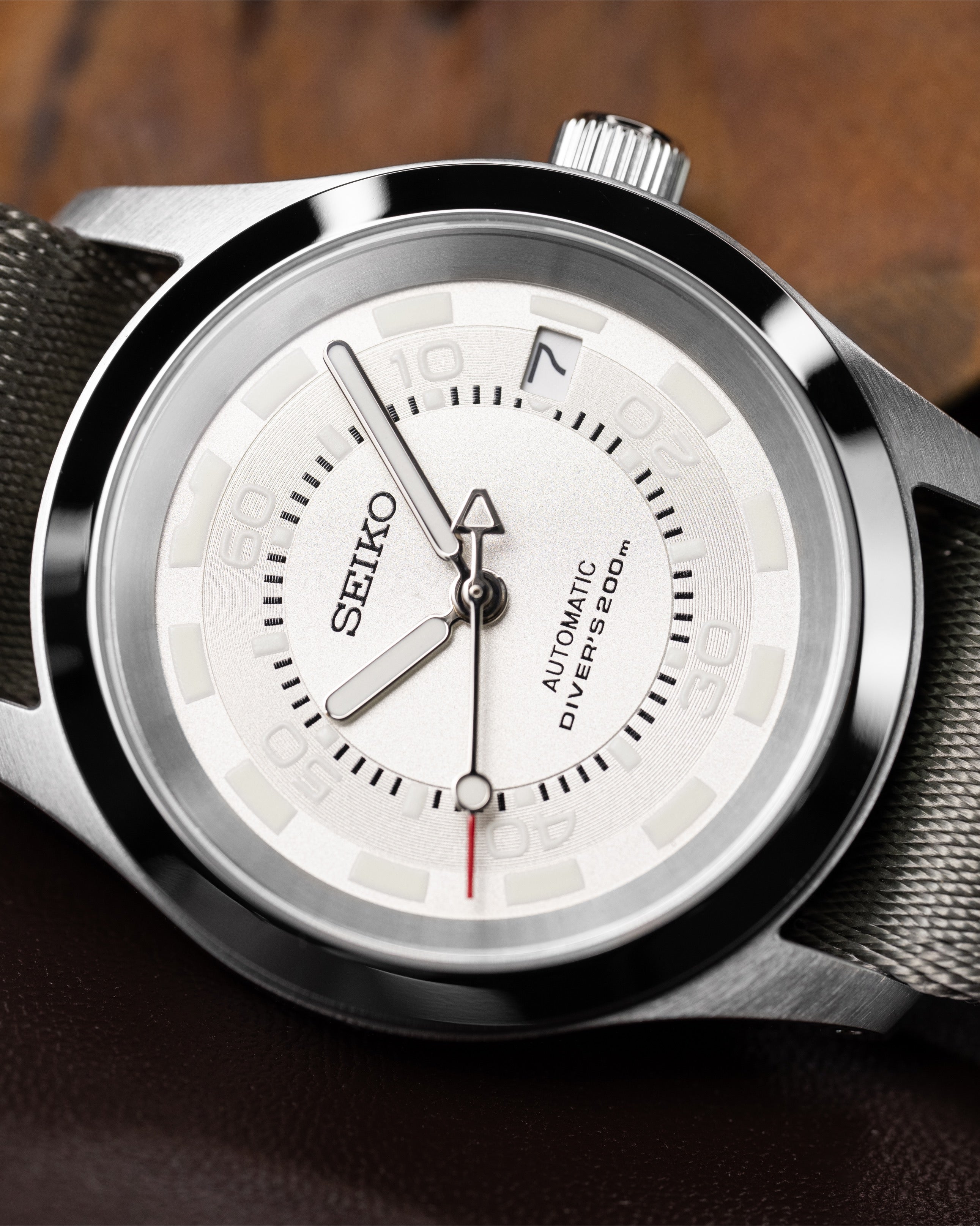 Custom Seiko Mod – Diver Watch With Full Matte Silver Poker Dial Red-Tipped Seconds Hand Grey Nato Strap3