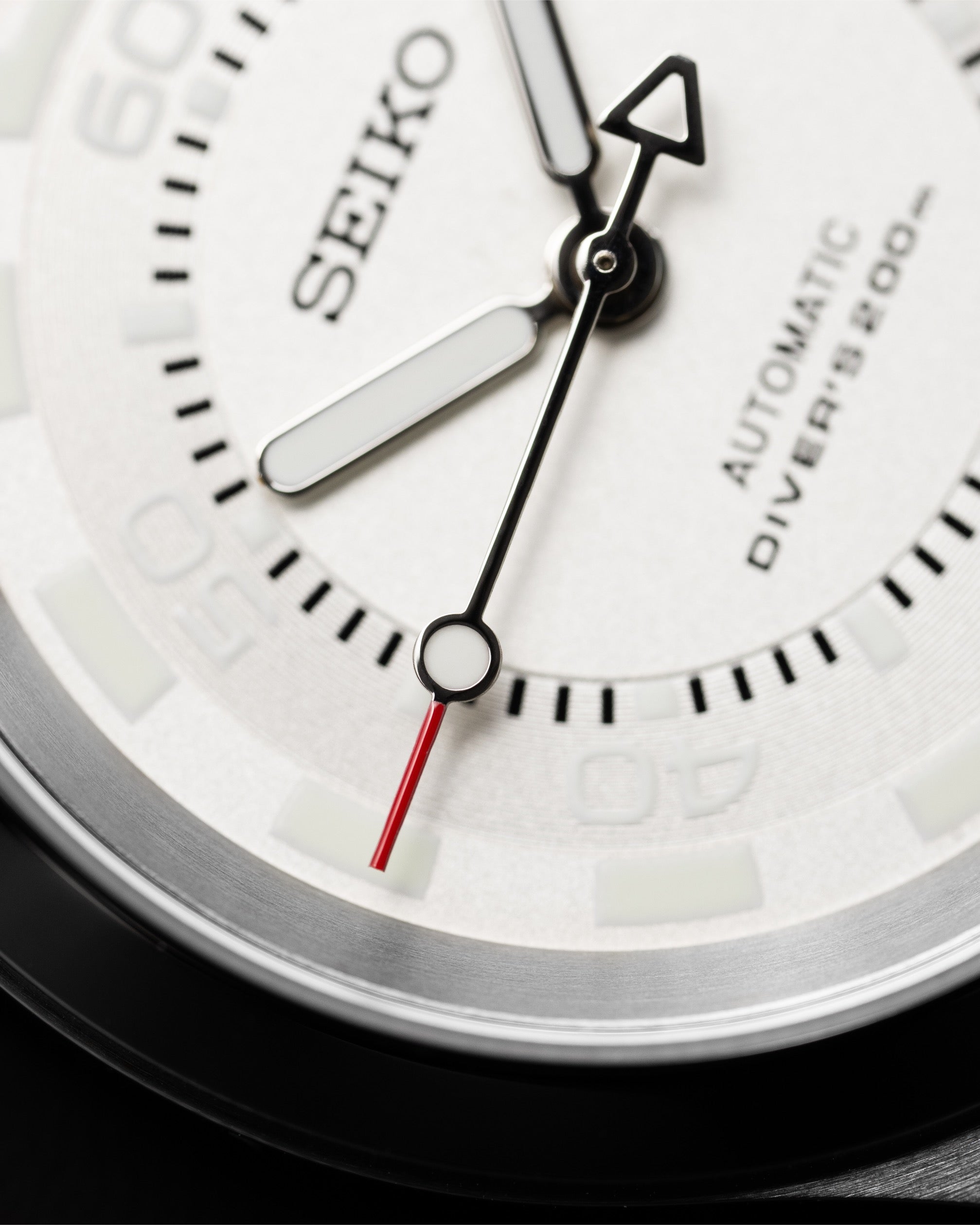 Custom Seiko Mod – Diver Watch With Full Matte Silver Poker Dial Red-Tipped Seconds Hand Grey Nato Strap4