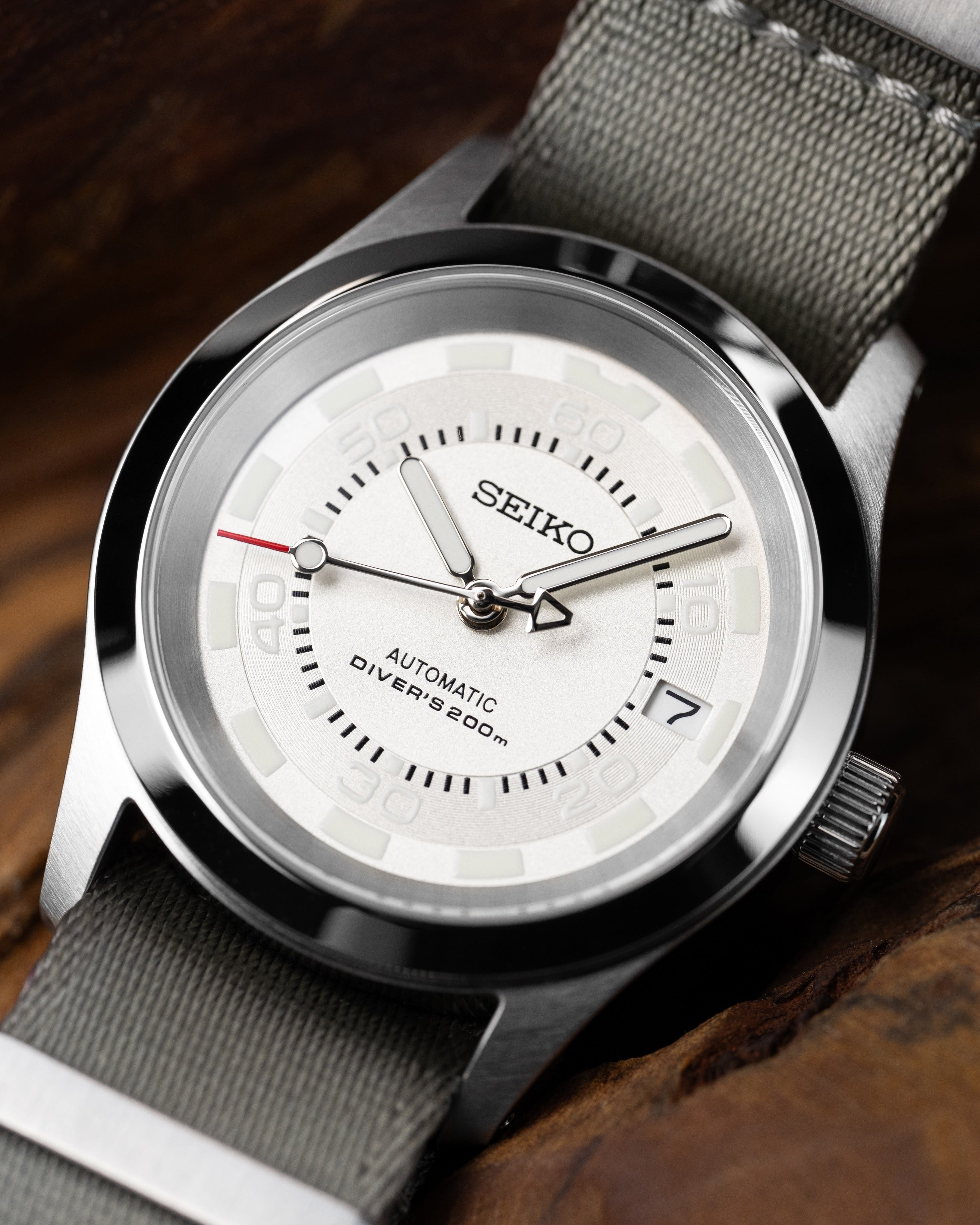 Custom Seiko Mod – Diver Watch With Full Matte Silver Poker Dial Red-Tipped Seconds Hand Grey Nato Strap8