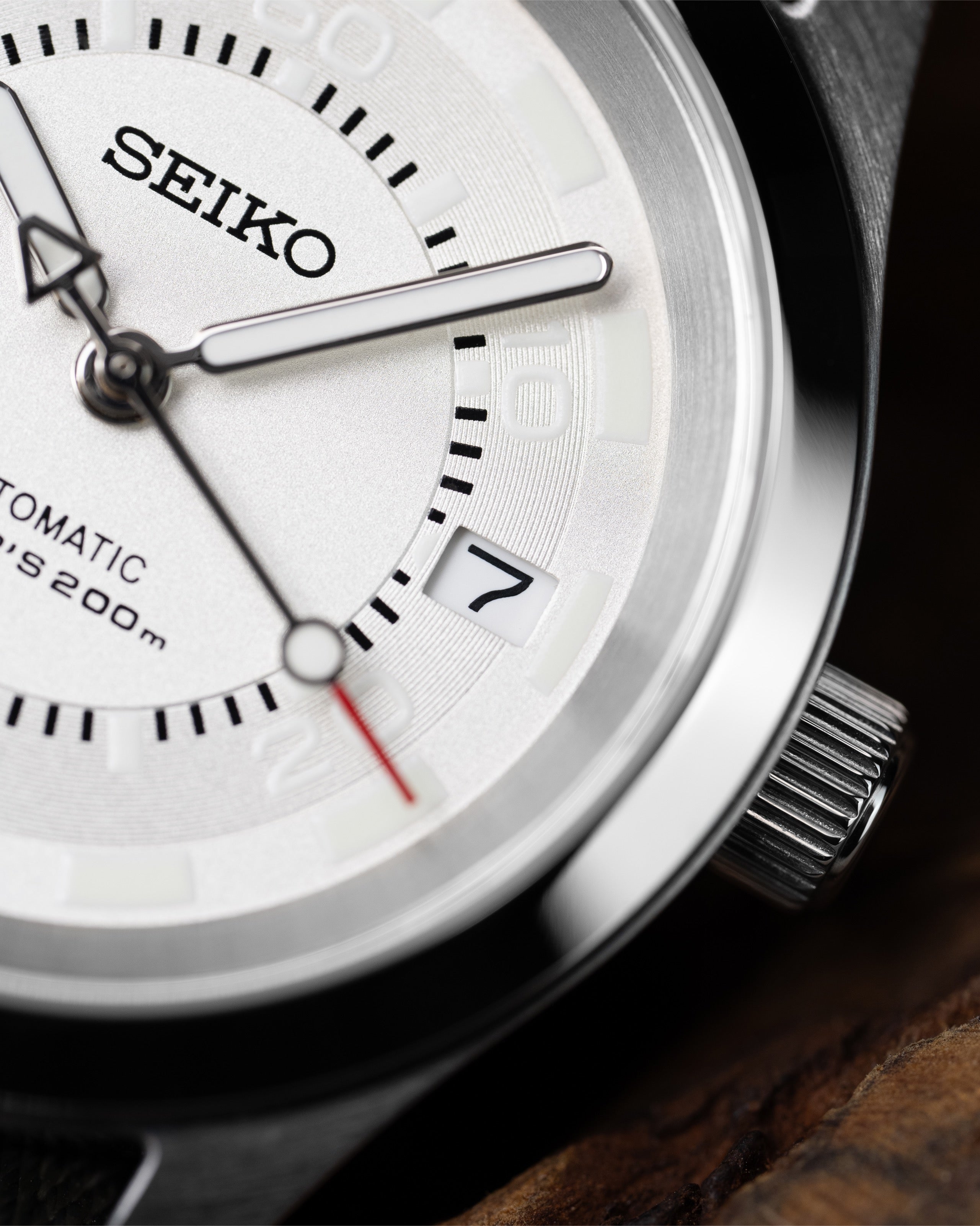Custom Seiko Mod – Diver Watch With Full Matte Silver Poker Dial Red-Tipped Seconds Hand Grey Nato Strap9
