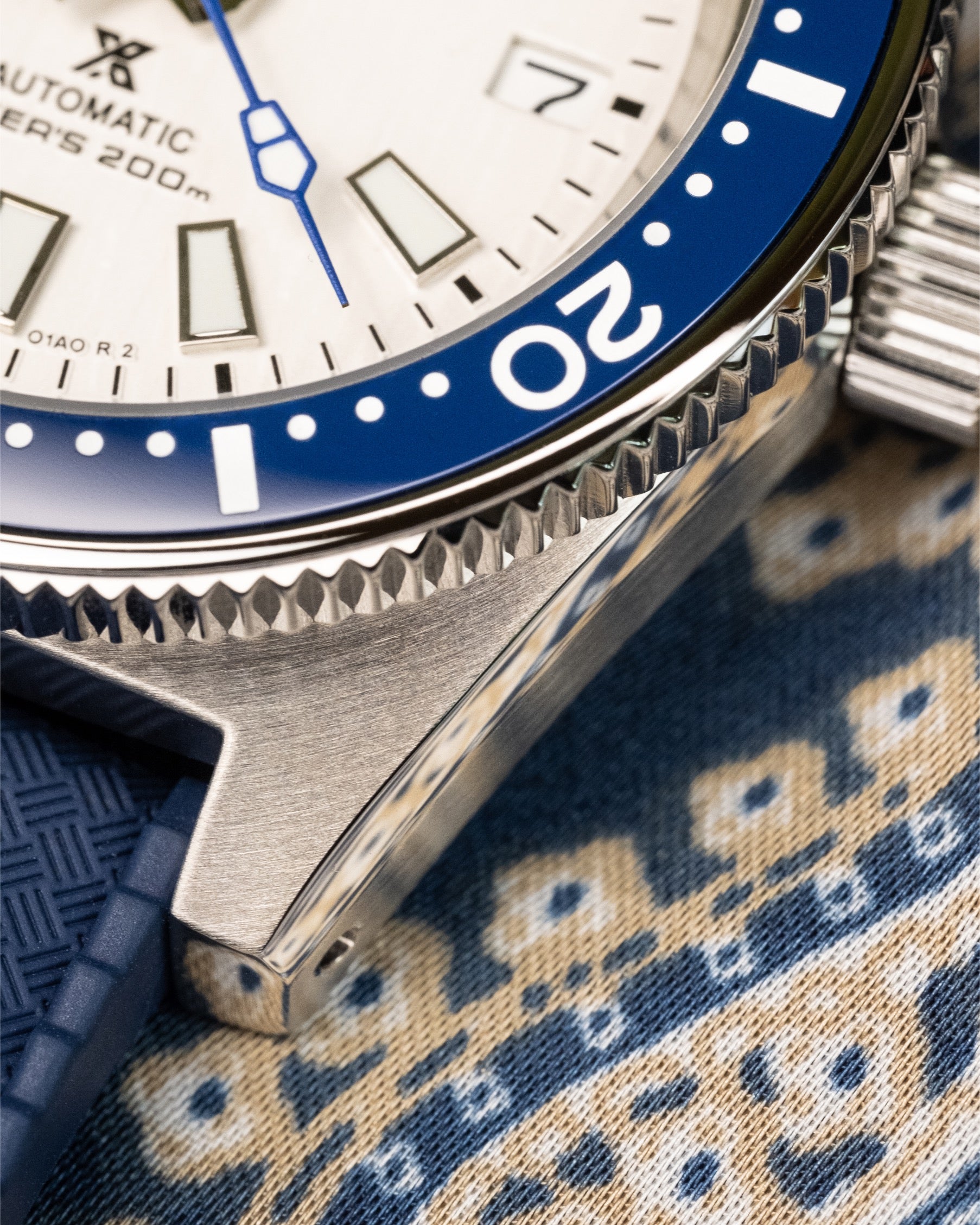 Custom Seiko Mod – Divers Watch With 62MAS Brushed Case Blue Bezel White Birch Textured Dial And Tropic Blue Rubber Strap
