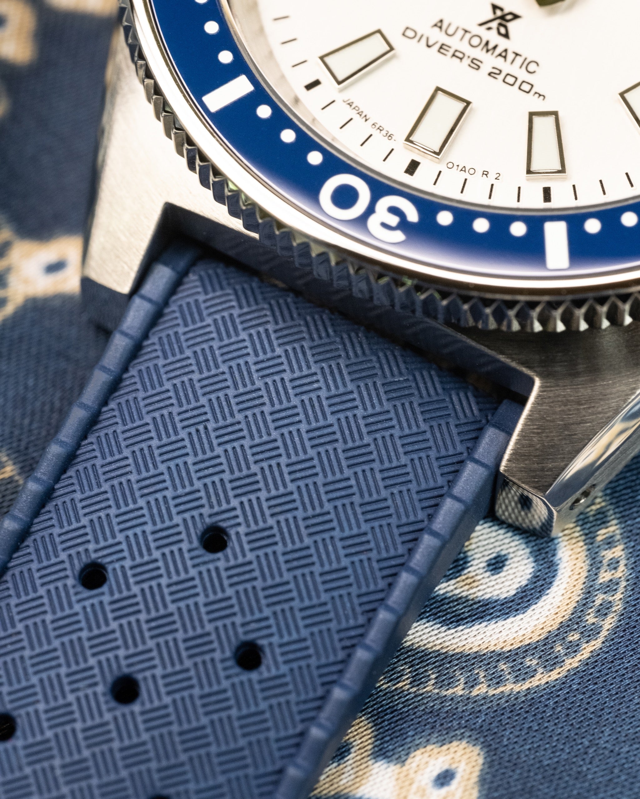Custom Seiko Mod – Divers Watch With 62MAS Brushed Case Blue Bezel White Birch Textured Dial And Tropic Blue Rubber Strap
