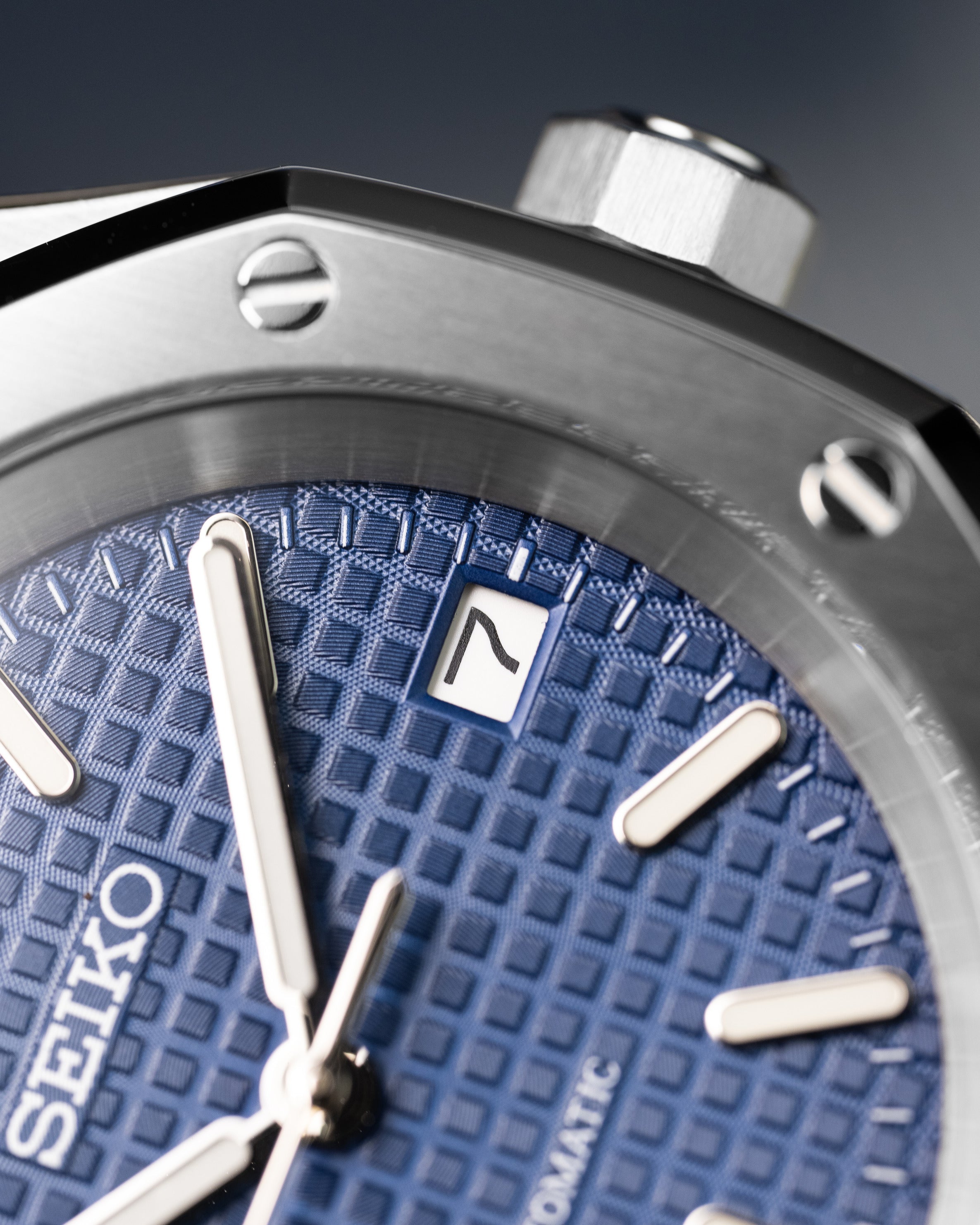 Custom Seiko Mod – Royal Oak Ap Homage With Brushed Stainless Steel Integrated Bracelet Blue Waffle-Textured Tapisserie Dial And Octagonal Bezel3