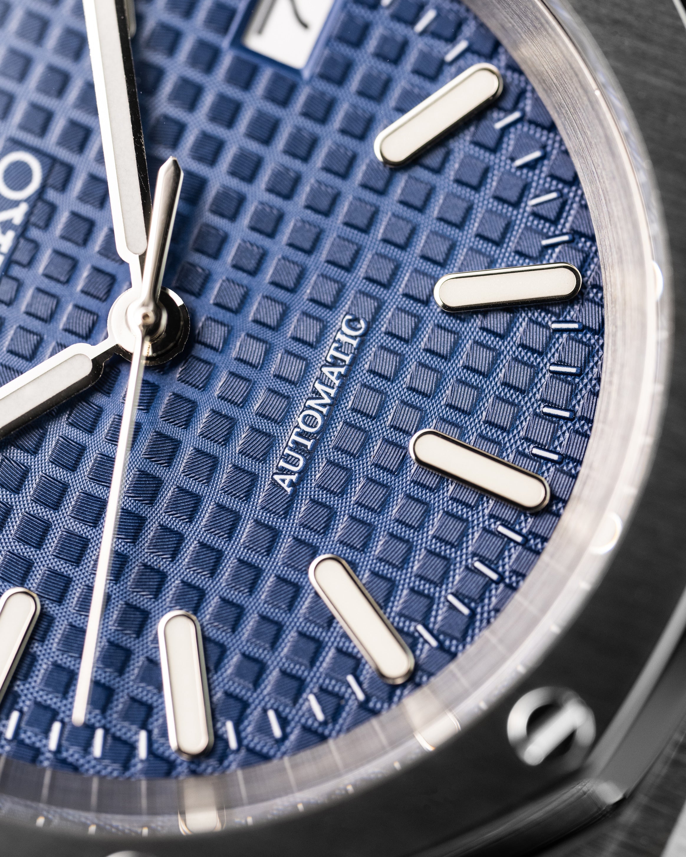 Custom Seiko Mod – Royal Oak Ap Homage With Brushed Stainless Steel Integrated Bracelet Blue Waffle-Textured Tapisserie Dial And Octagonal Bezel7