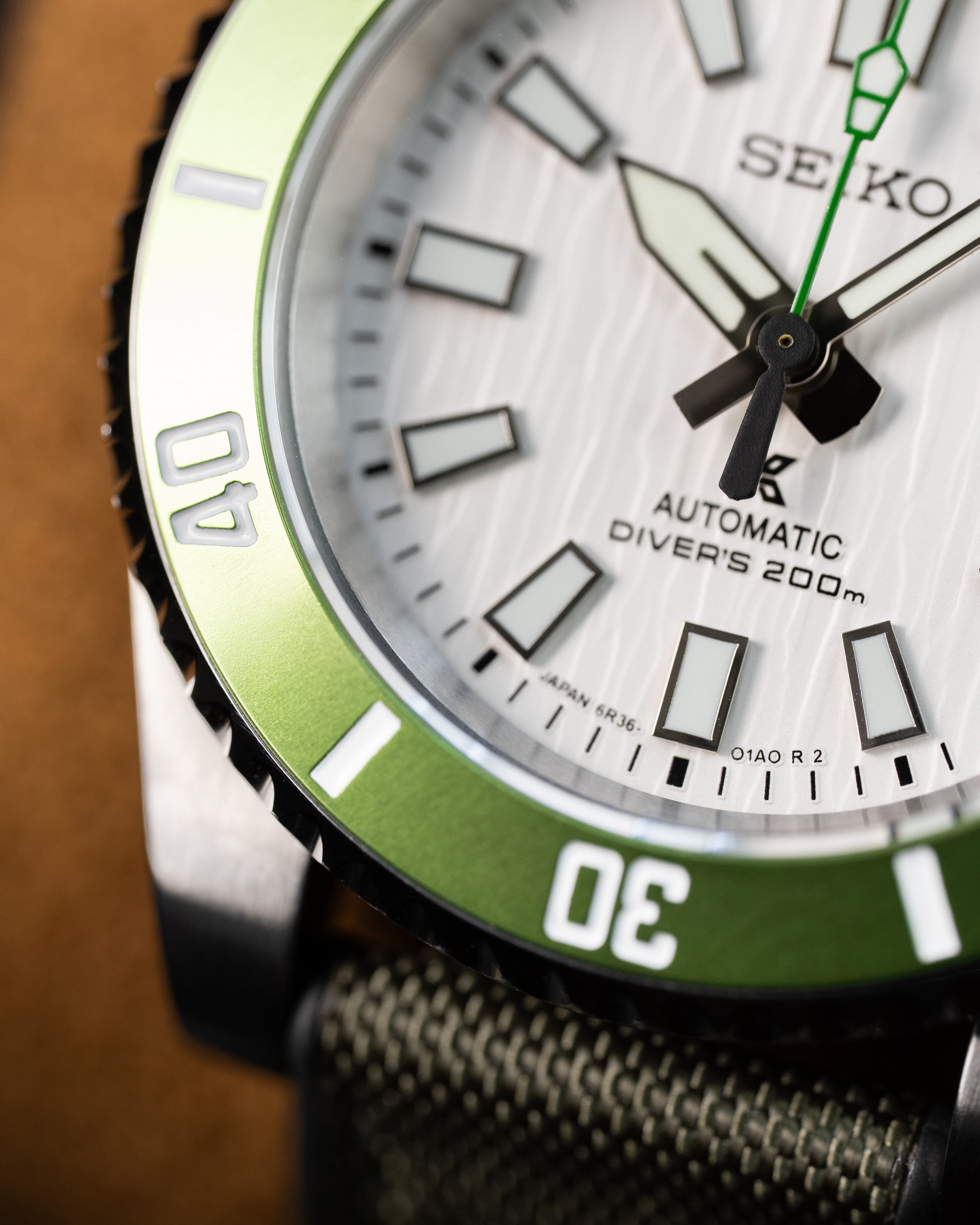 Custom Seiko Mod – Submariner Birch Textured White Dial Neon Green Bezel Olive Canvas Strap Green Seconds Hand5