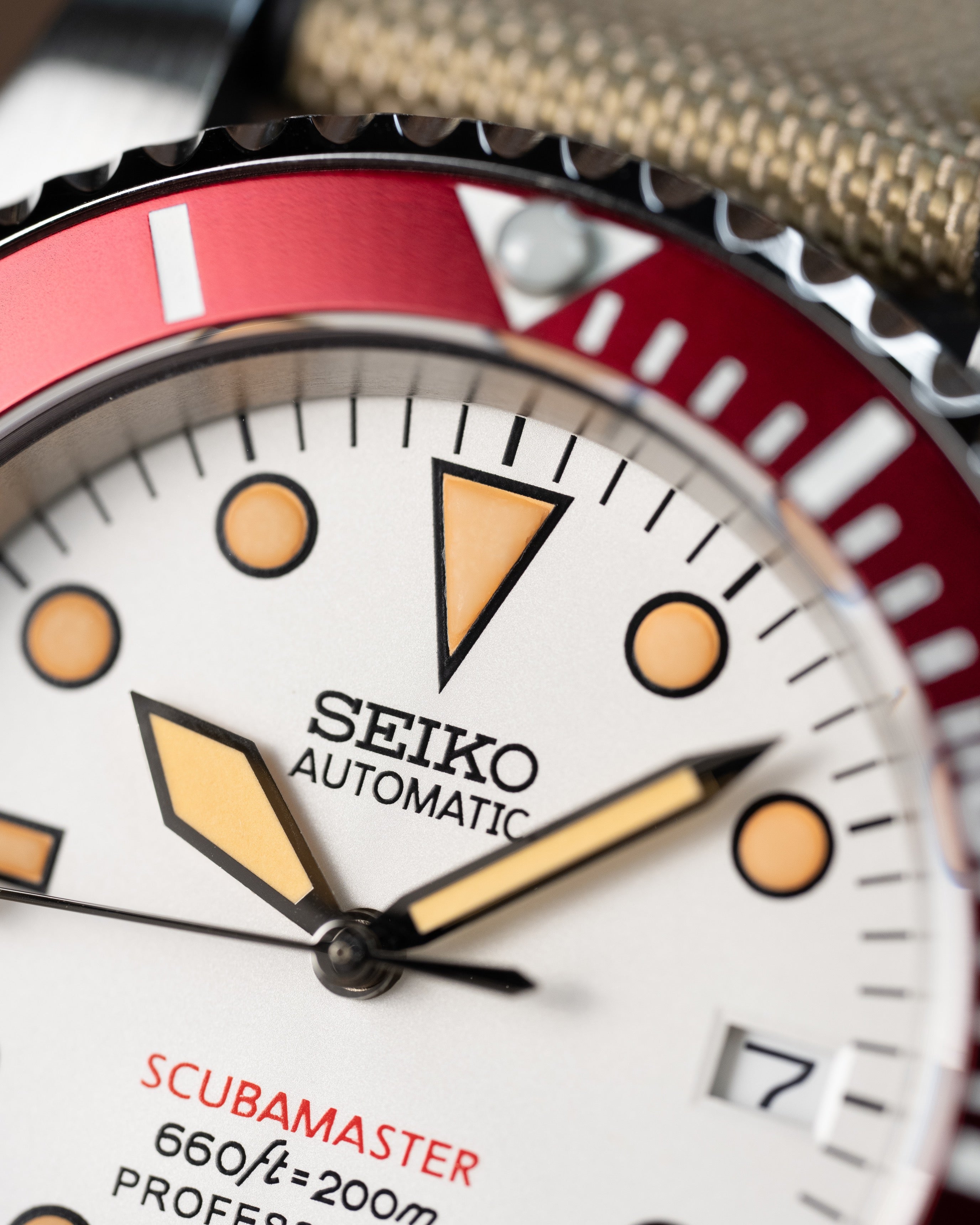 Custom Seiko Mod – Submariner Scubamaster Watch With White Dial Red Bezel Vintage Lume Markers Khaki Canvas Strap4