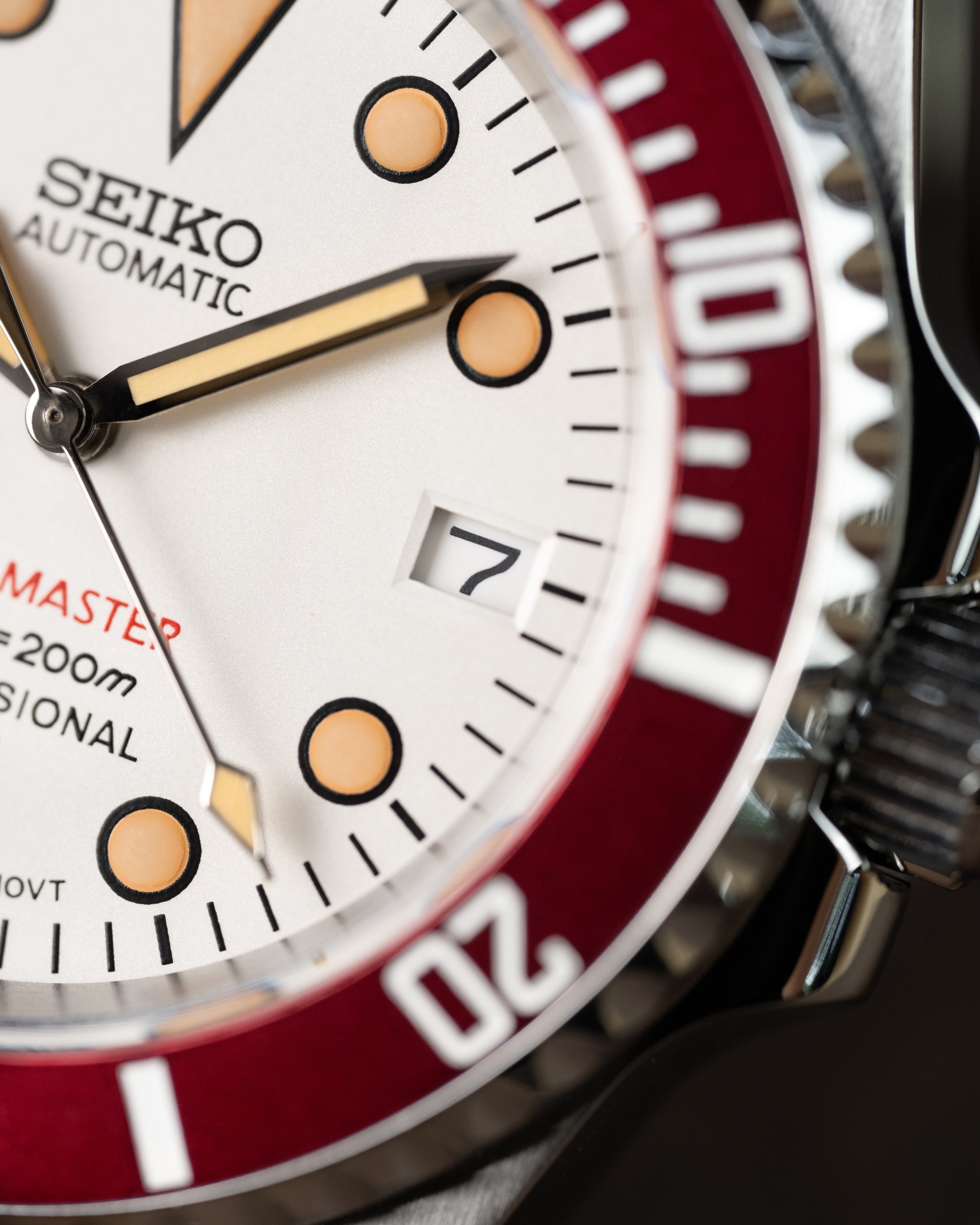 Custom Seiko Mod – Submariner Scubamaster Watch With White Dial Red Bezel Vintage Lume Markers Khaki Canvas Strap5