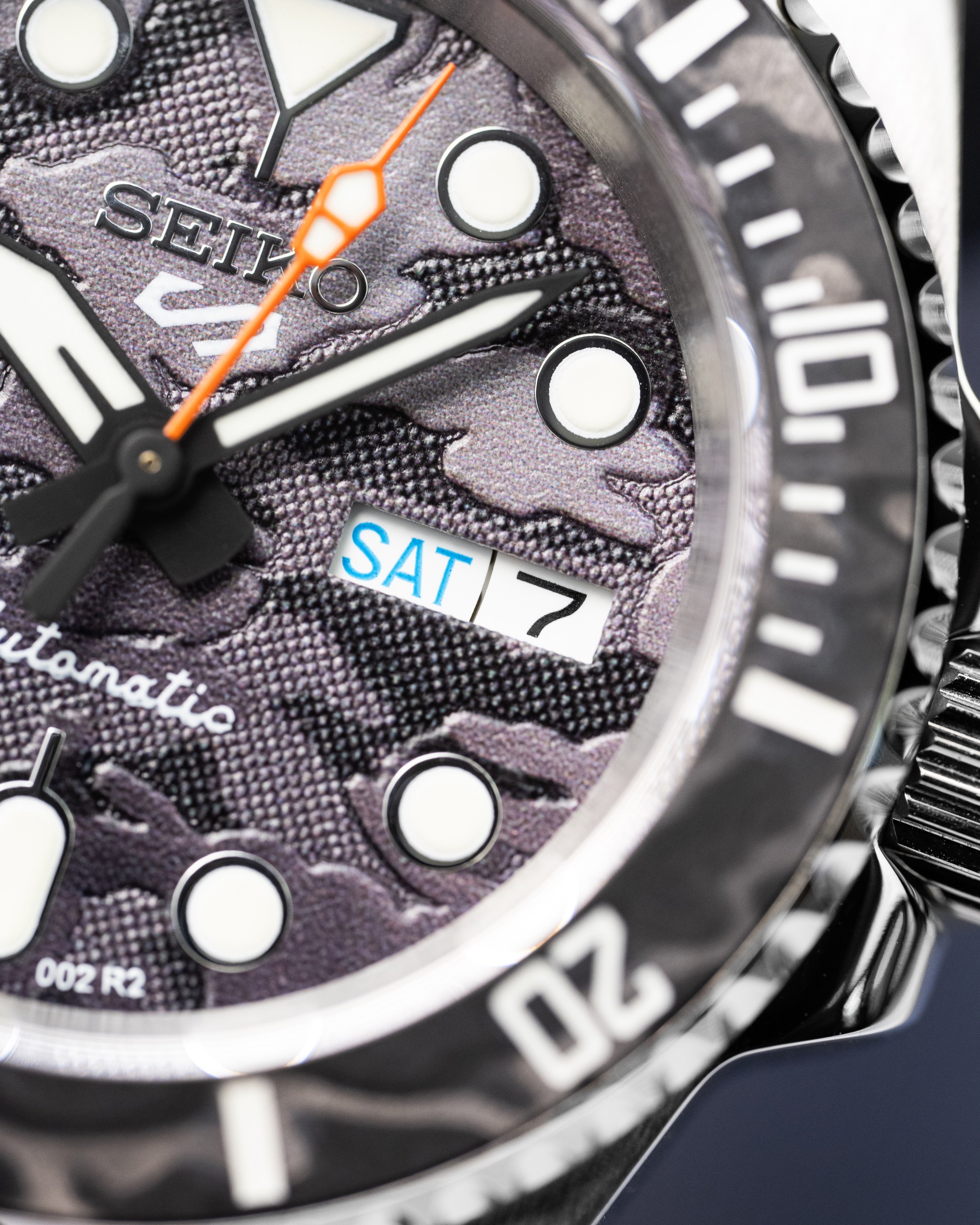 Custom Seiko Mod – Submariner Watch Damascus Steel Bezel Grey Camo Dial Orange Seconds Hand Grey Rubber Strap14