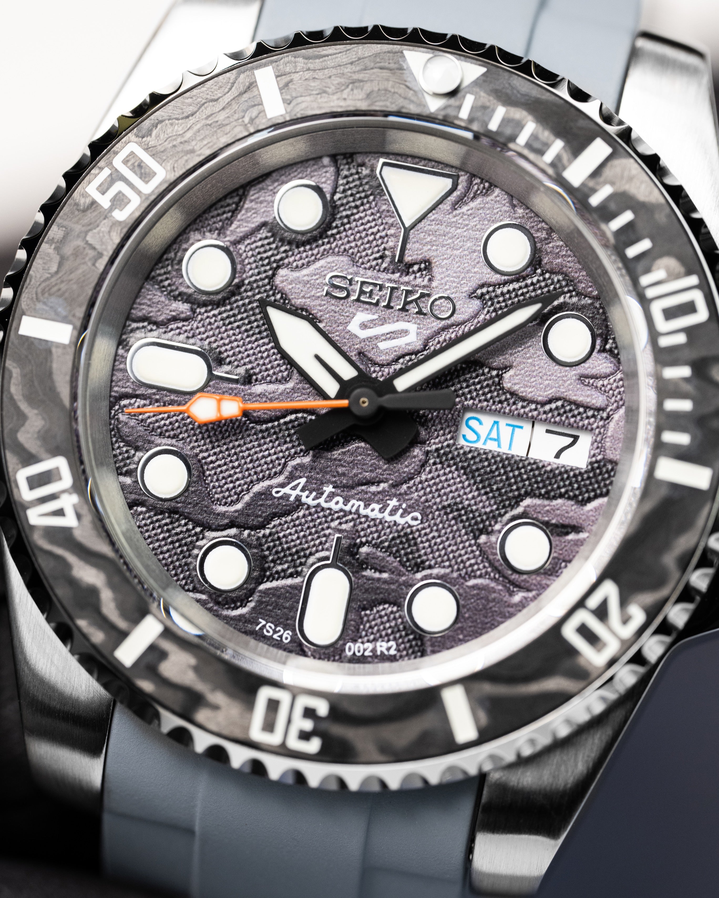 Custom Seiko Mod – Submariner Watch Damascus Steel Bezel Grey Camo Dial Orange Seconds Hand Grey Rubber Strap15