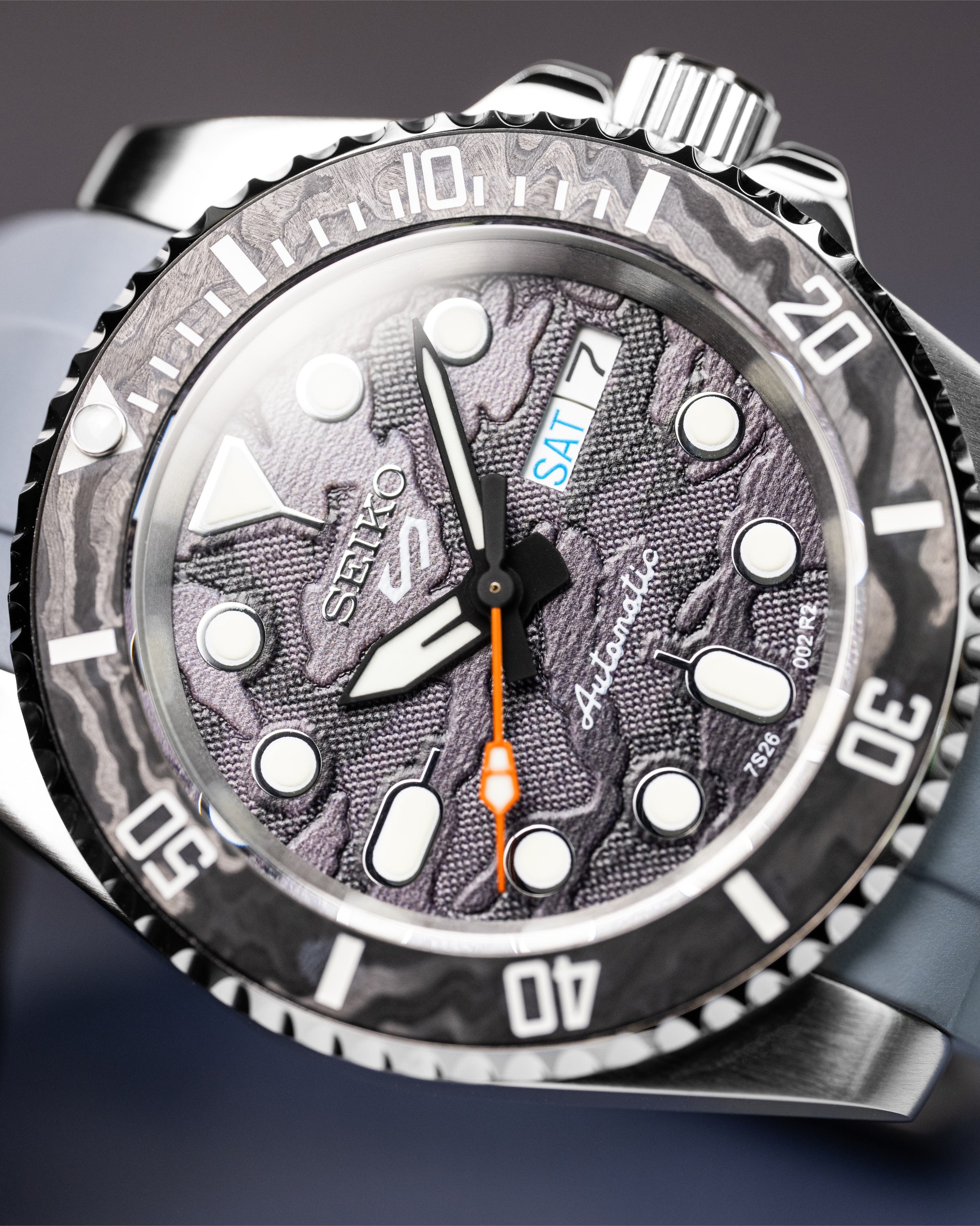 Custom Seiko Mod – Submariner Watch Damascus Steel Bezel Grey Camo Dial Orange Seconds Hand Grey Rubber Strap19
