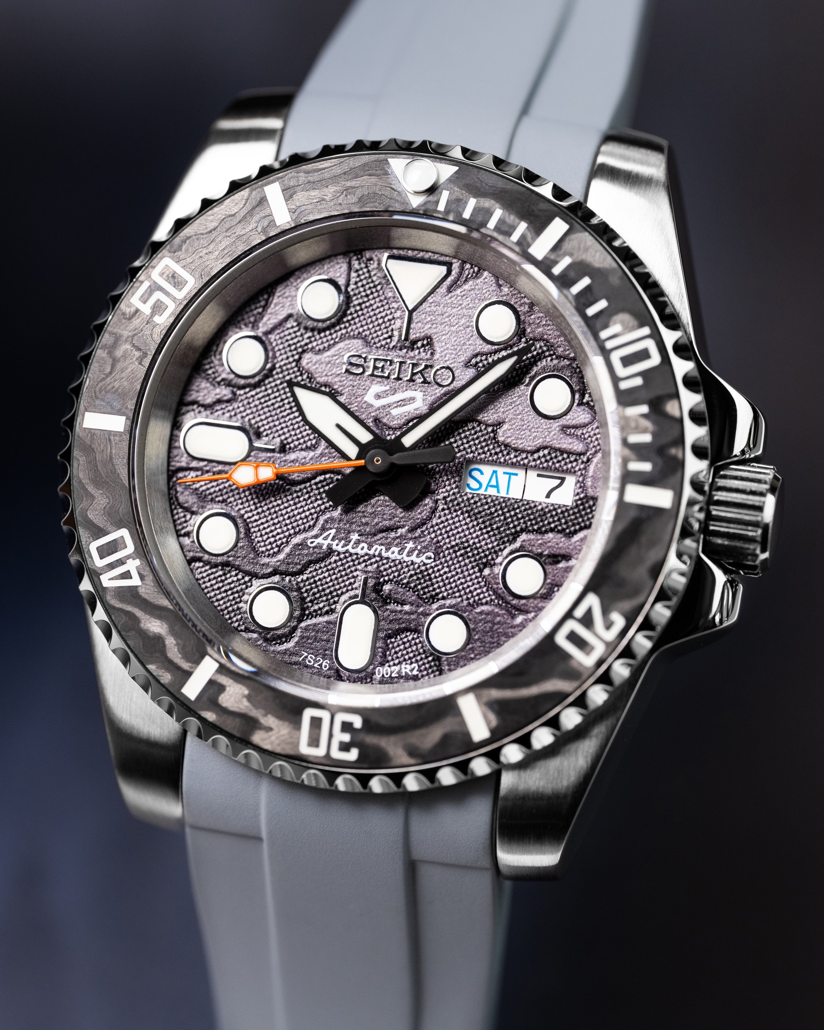 Custom Seiko Mod – Submariner Watch Damascus Steel Bezel Grey Camo Dial Orange Seconds Hand Grey Rubber Strap2