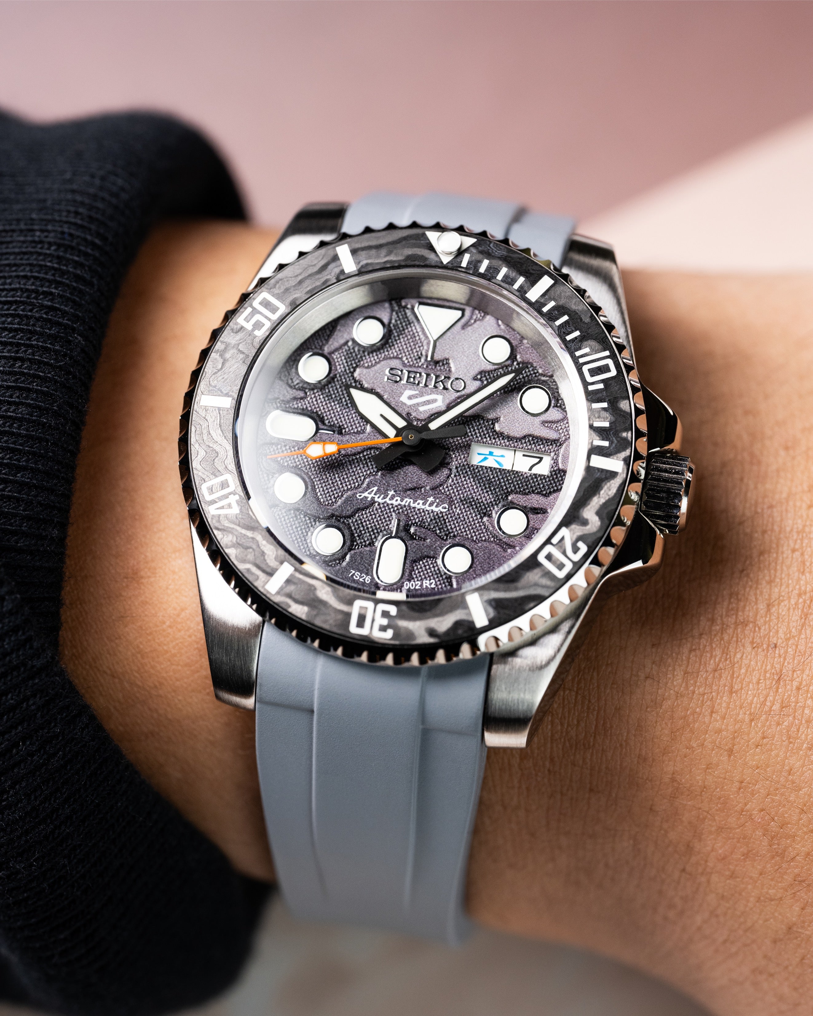 Custom Seiko Mod – Submariner Watch Damascus Steel Bezel Grey Camo Dial Orange Seconds Hand Grey Rubber Strap20