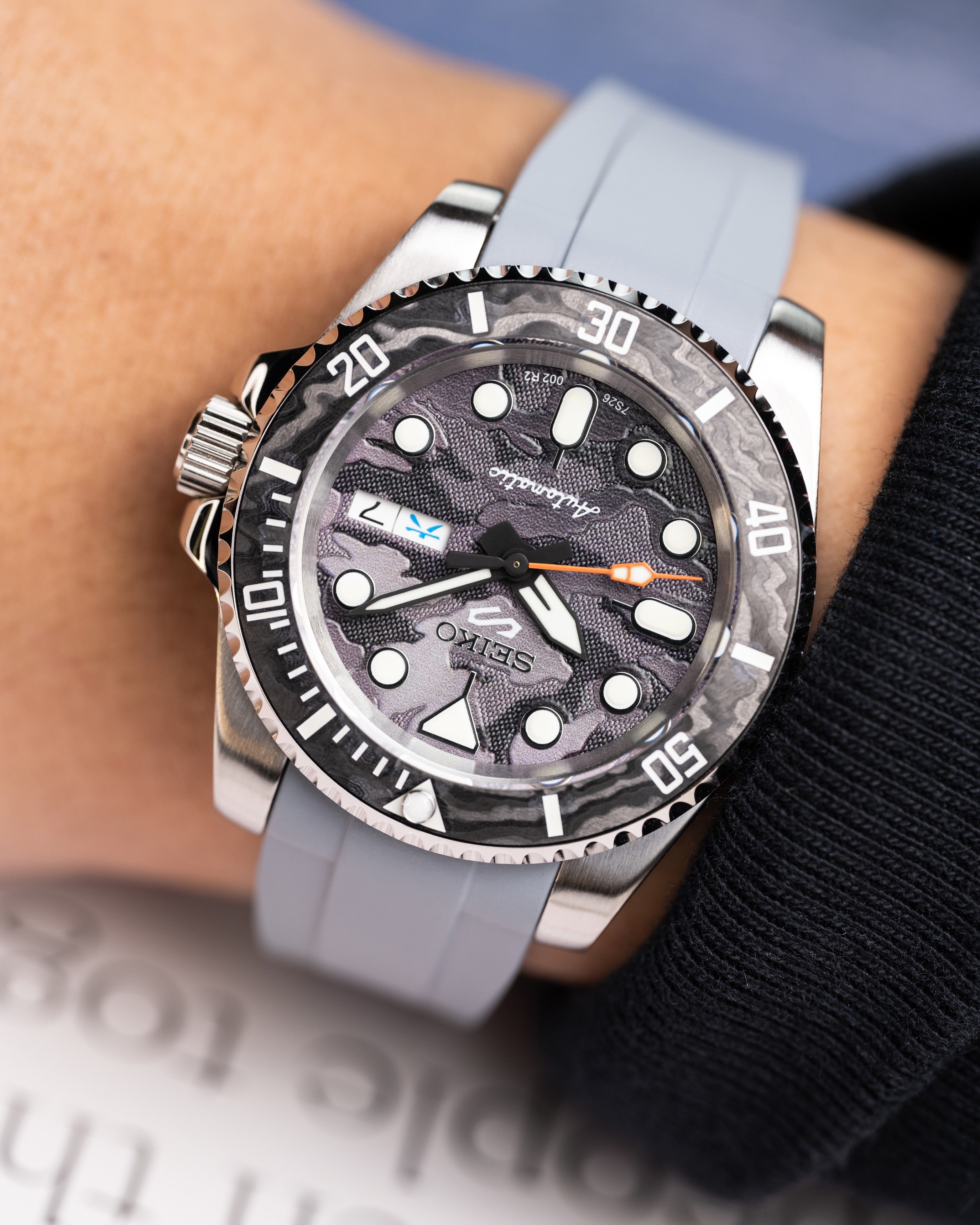 Custom Seiko Mod – Submariner Watch Damascus Steel Bezel Grey Camo Dial Orange Seconds Hand Grey Rubber Strap21
