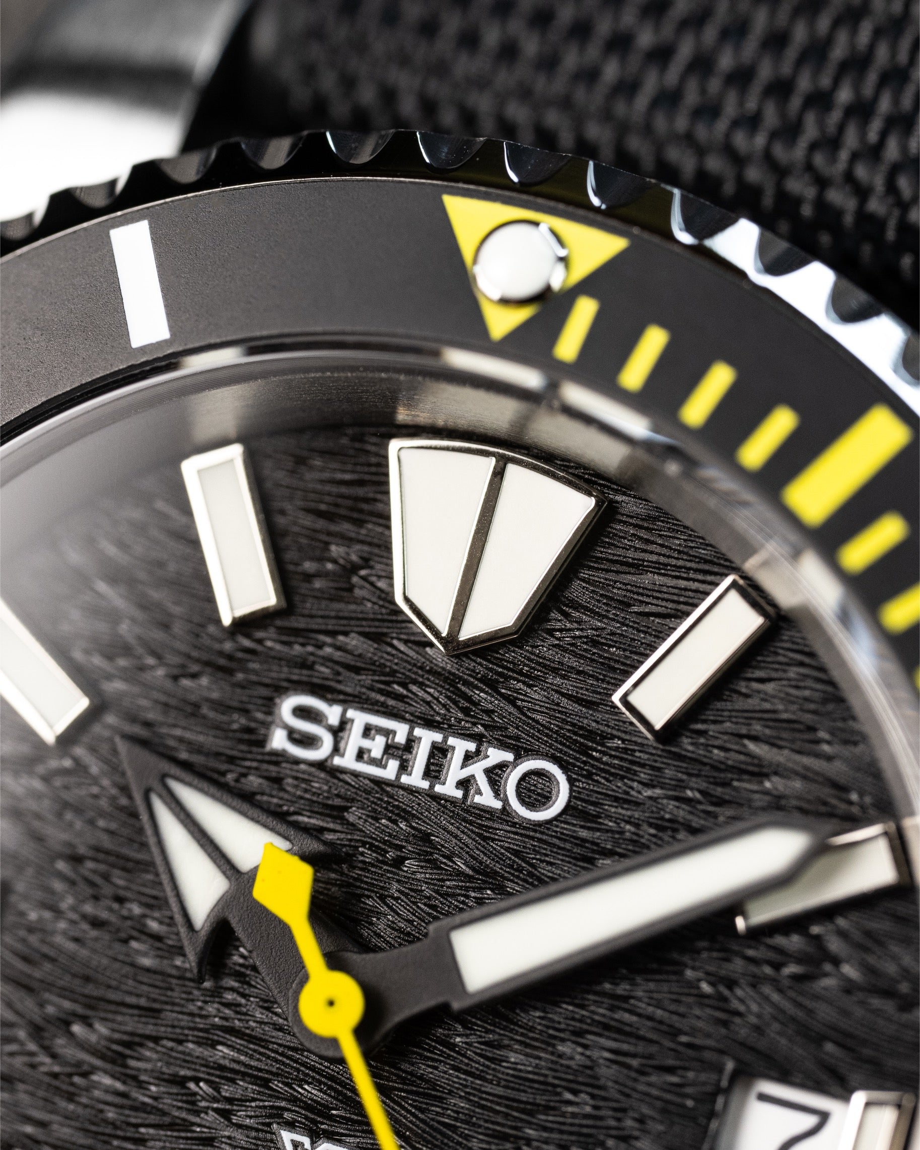 Custom Submariner Seiko – Mod With Lightning Yellow Seconds Hand Black Wave Dial Yellow Accents And Seigaiha Wave Rotor Canvas Strap3