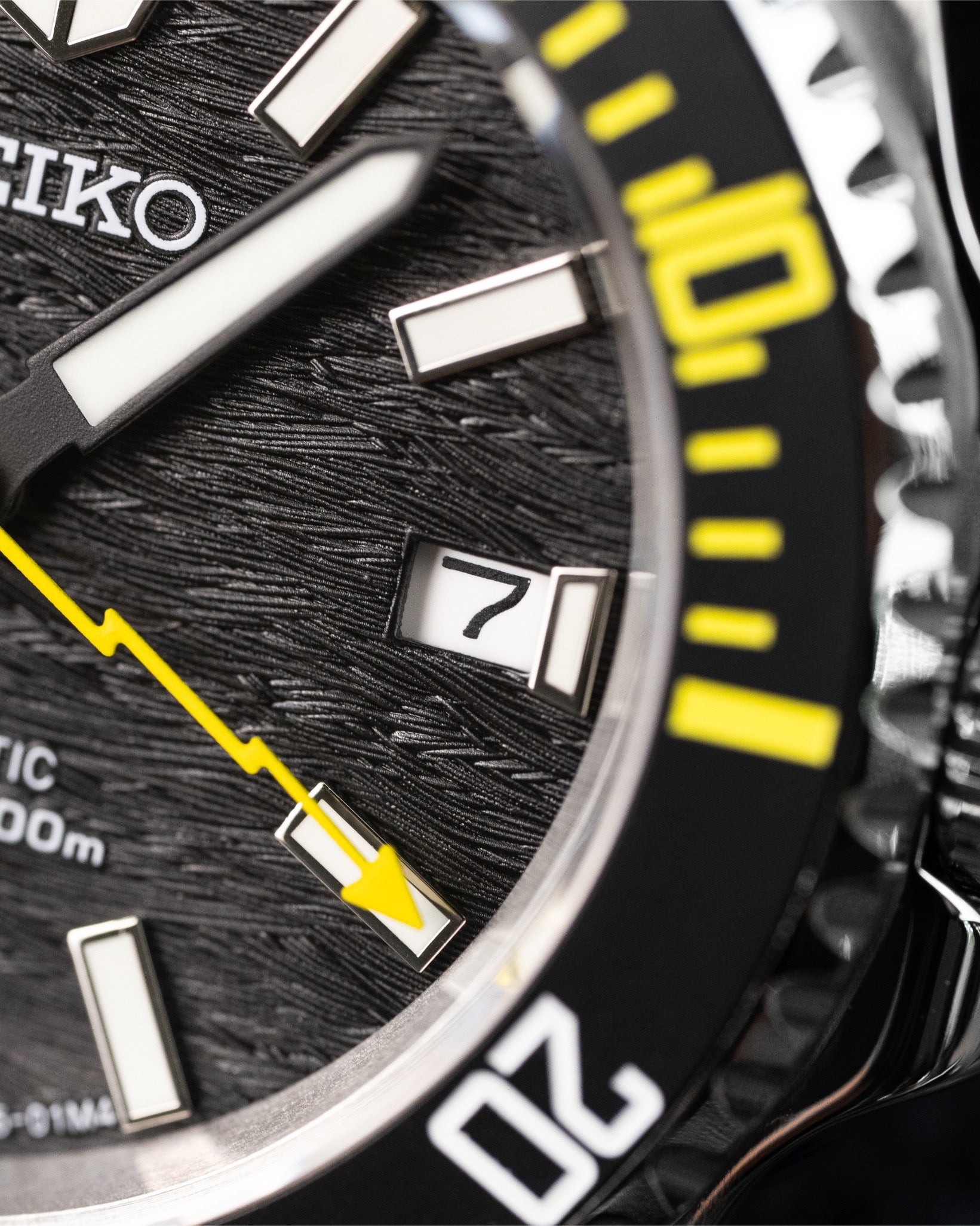 Custom Submariner Seiko – Mod With Lightning Yellow Seconds Hand Black Wave Dial Yellow Accents And Seigaiha Wave Rotor Canvas Strap4