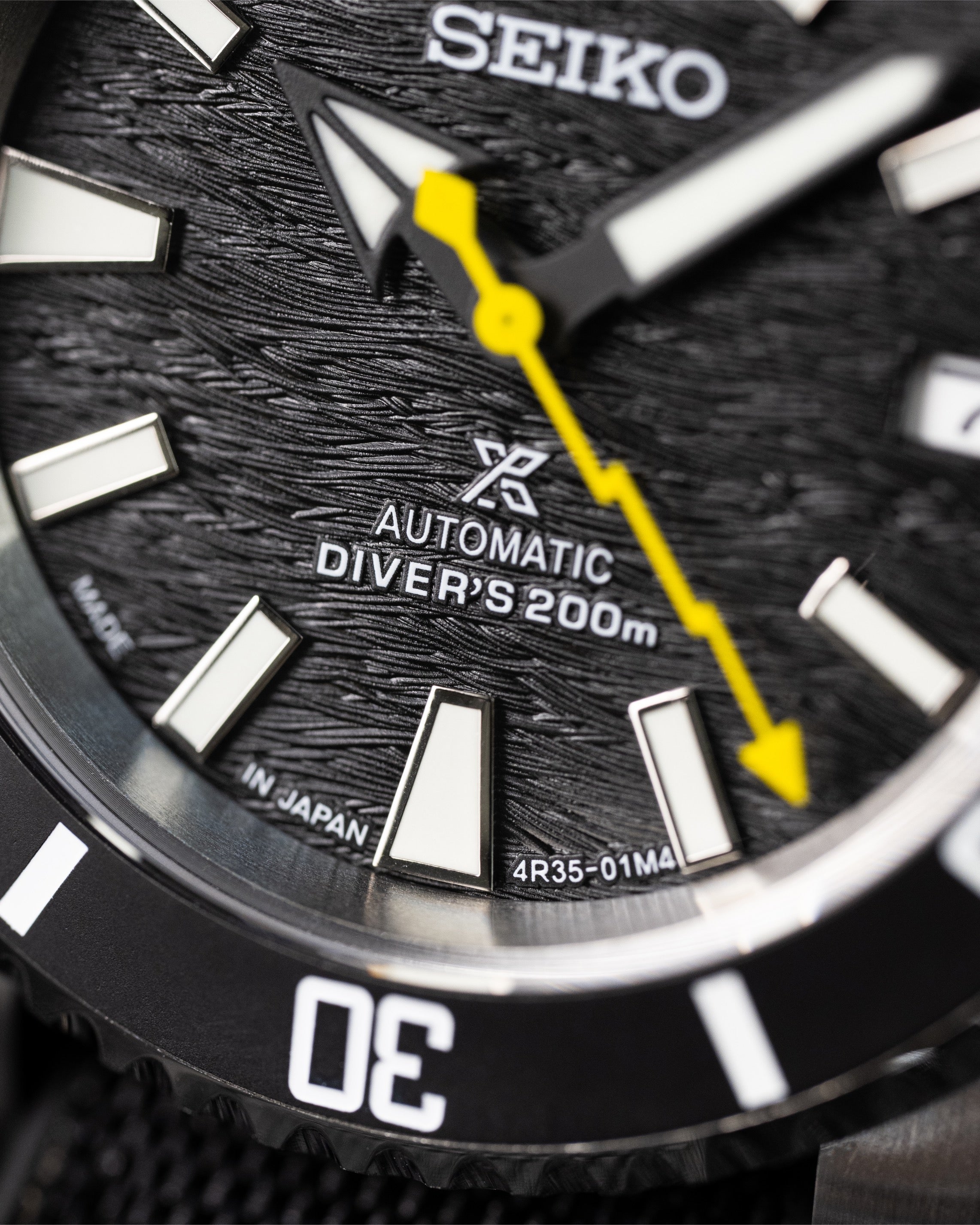 Custom Submariner Seiko – Mod With Lightning Yellow Seconds Hand Black Wave Dial Yellow Accents And Seigaiha Wave Rotor Canvas Strap5