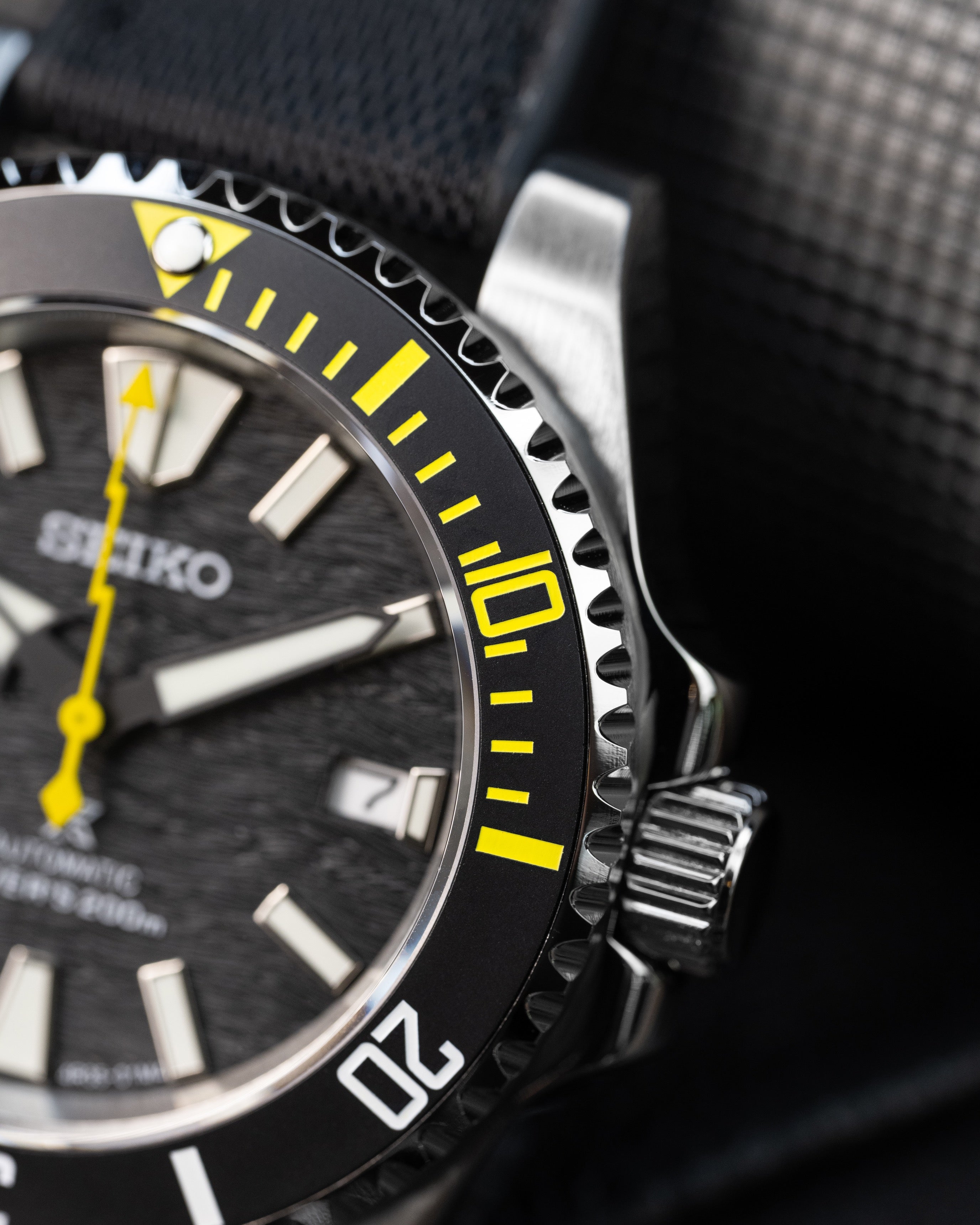Custom Submariner Seiko – Mod With Lightning Yellow Seconds Hand Black Wave Dial Yellow Accents And Seigaiha Wave Rotor Canvas Strap6