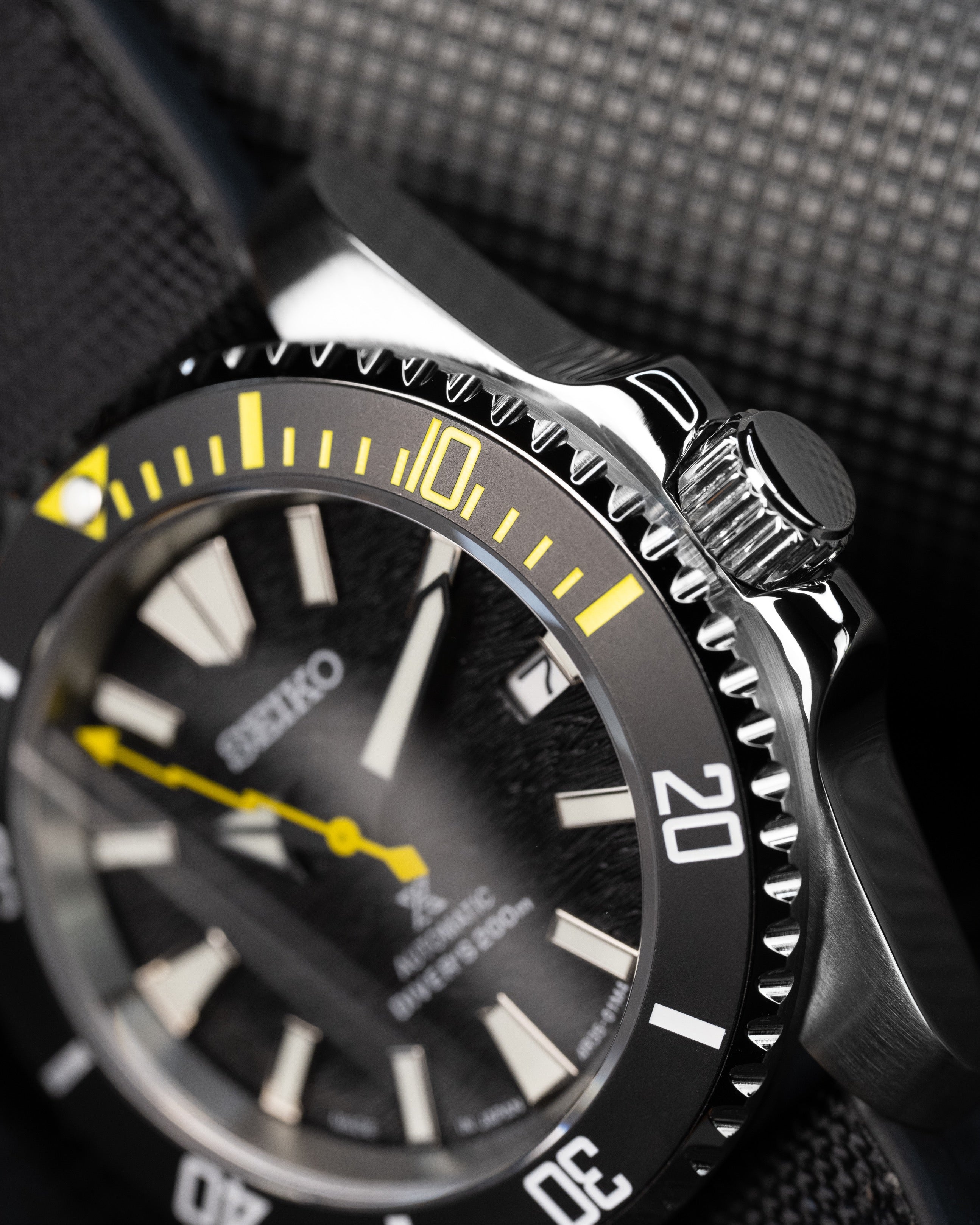 Custom Submariner Seiko – Mod With Lightning Yellow Seconds Hand Black Wave Dial Yellow Accents And Seigaiha Wave Rotor Canvas Strap7