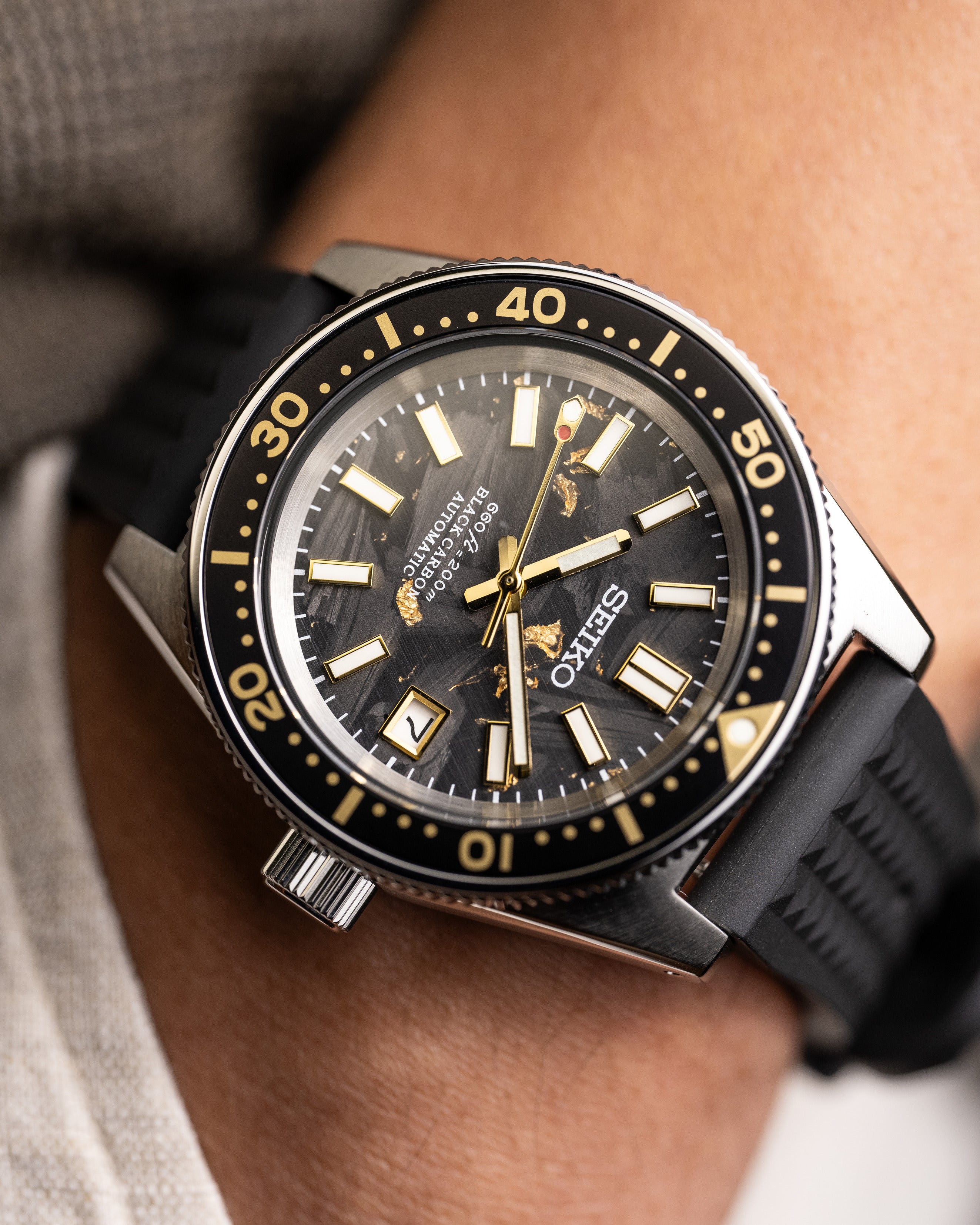 Custom Seiko Mod – Diver Watch With 62Mas Case Black Carbon Dial Gold Flakes Gold Tone Indices And Hands Black Gold Bezel Black Waffle Rubber Strap 1