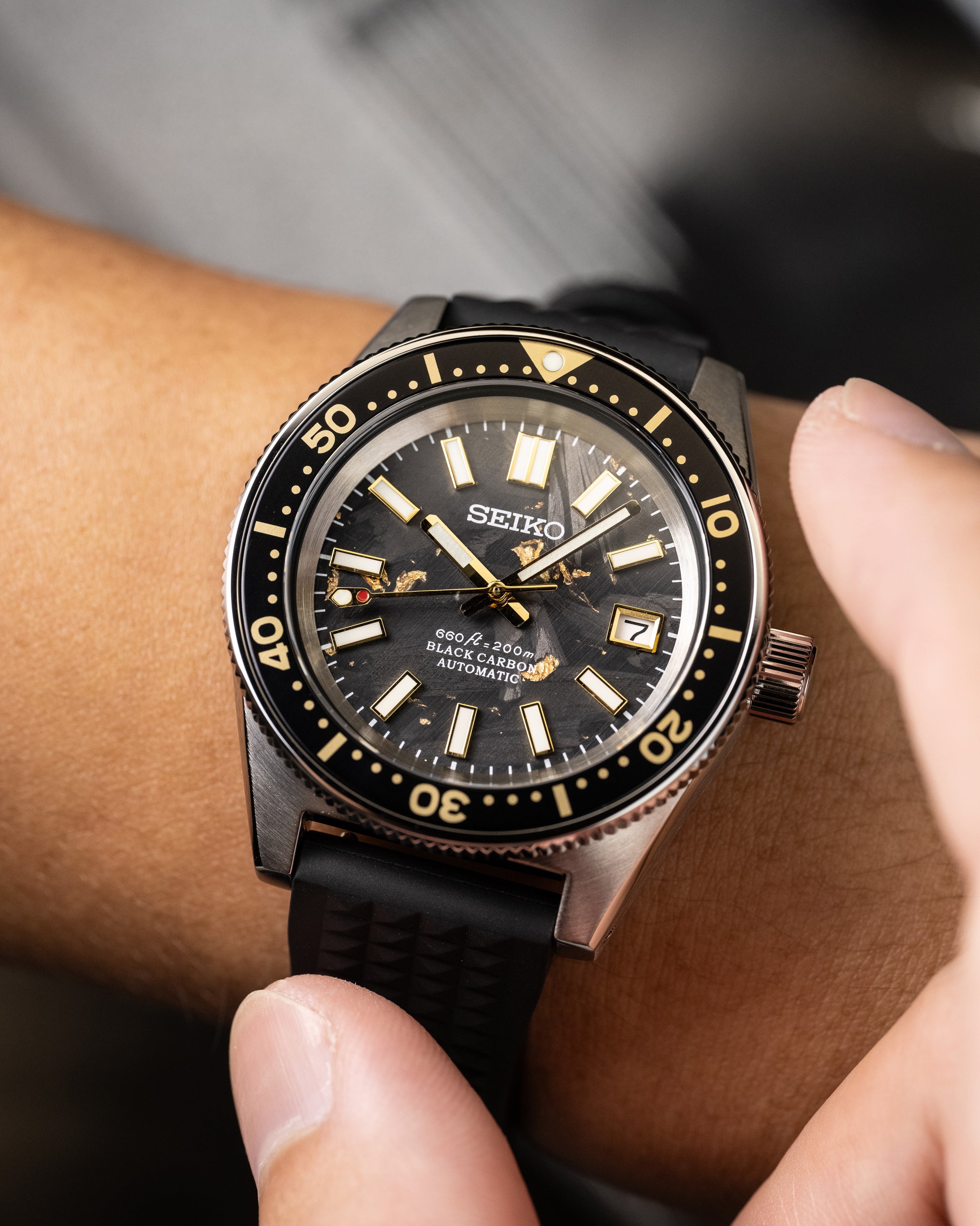Custom Seiko Mod – Diver Watch With 62Mas Case Black Carbon Dial Gold Flakes Gold Tone Indices And Hands Black Gold Bezel Black Waffle Rubber Strap 19