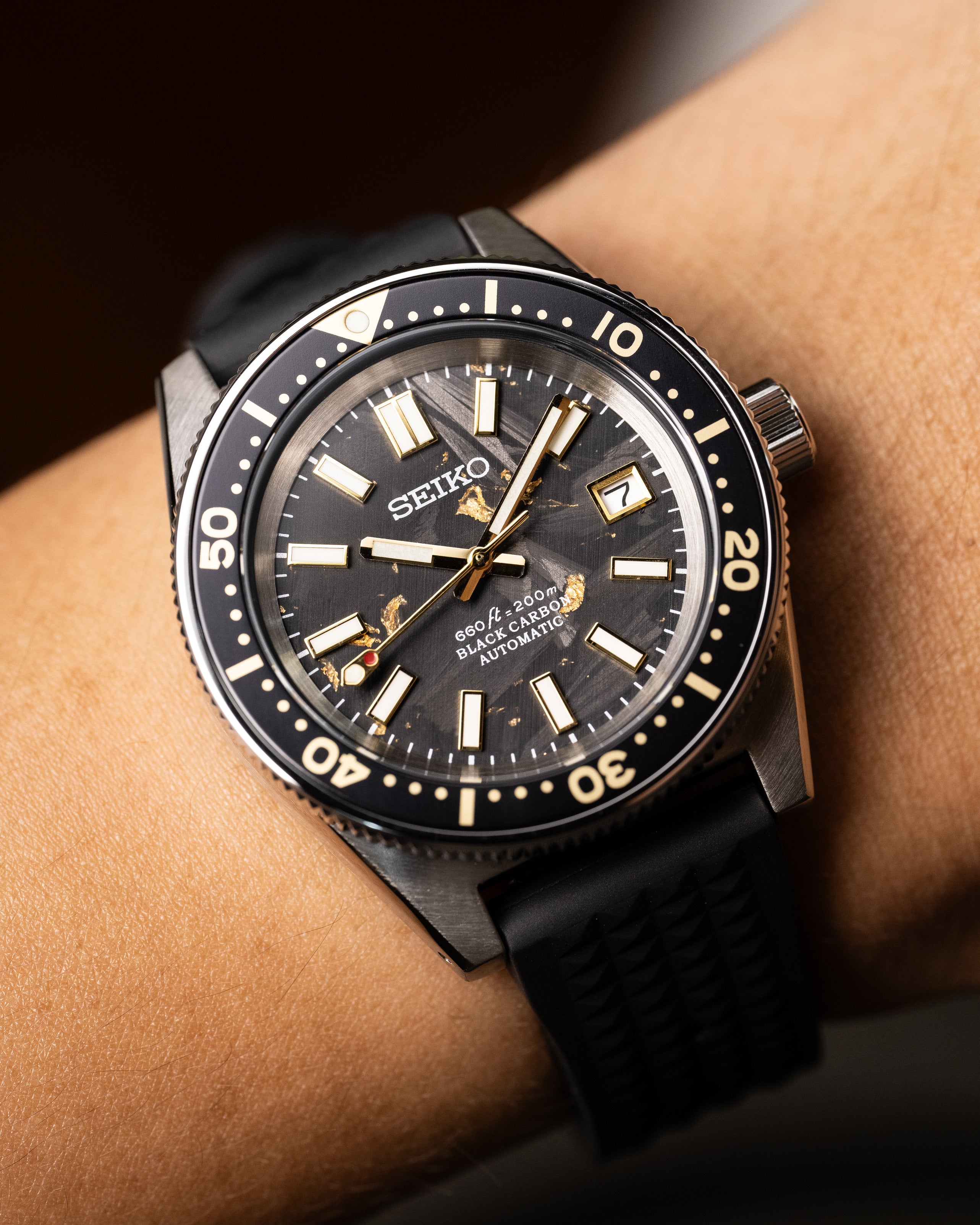 Custom Seiko Mod – Diver Watch With 62Mas Case Black Carbon Dial Gold Flakes Gold Tone Indices And Hands Black Gold Bezel Black Waffle Rubber Strap 2