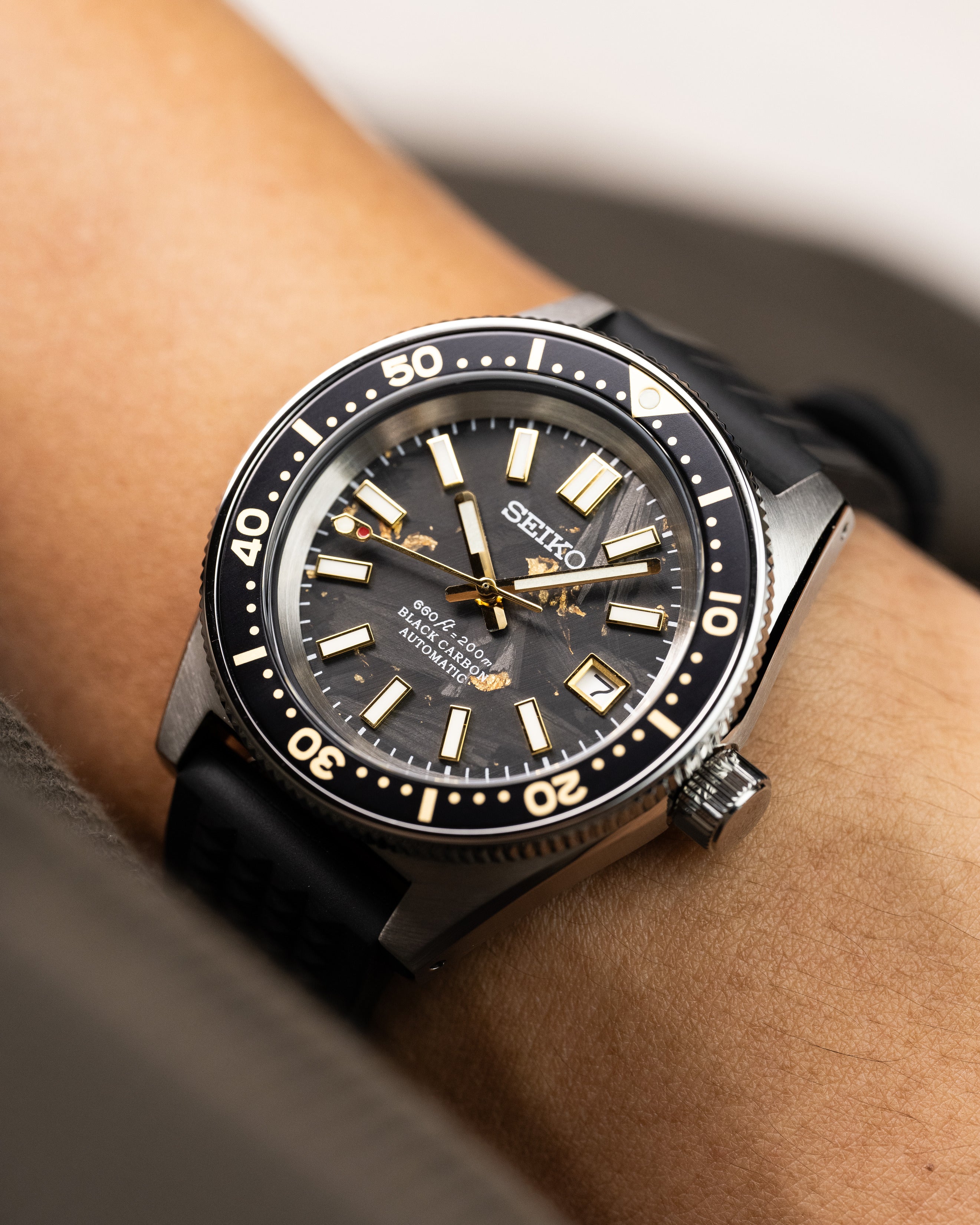 Custom Seiko Mod – Diver Watch With 62Mas Case Black Carbon Dial Gold Flakes Gold Tone Indices And Hands Black Gold Bezel Black Waffle Rubber Strap 5