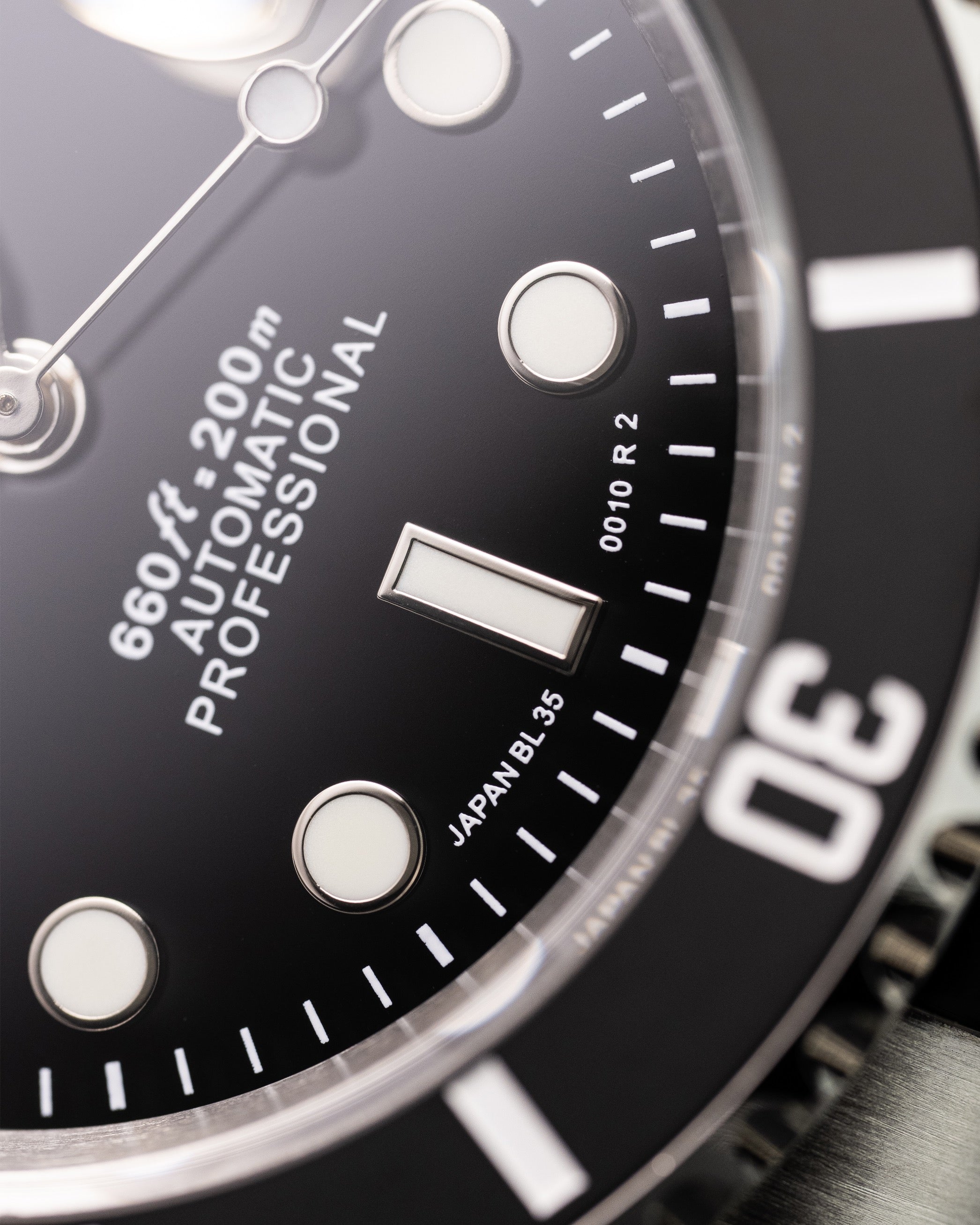 Seiko Mod Submariner – With Black Bezel And Dial Automatic Diver On Brushed Oyster-Style Bracelet4