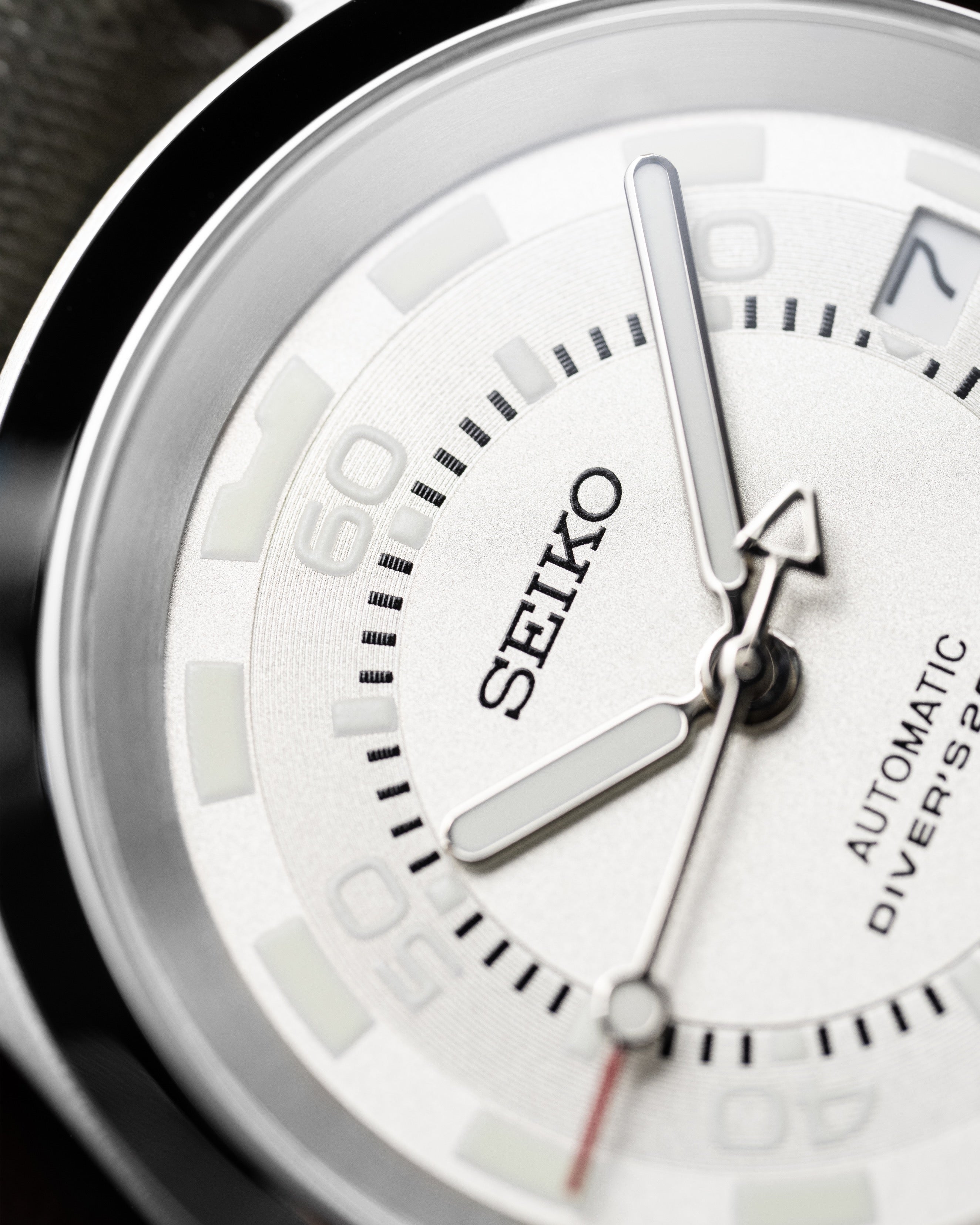 Custom Seiko Mod – Diver Watch With Full Matte Silver Poker Dial Red-Tipped Seconds Hand Grey Nato Strap5