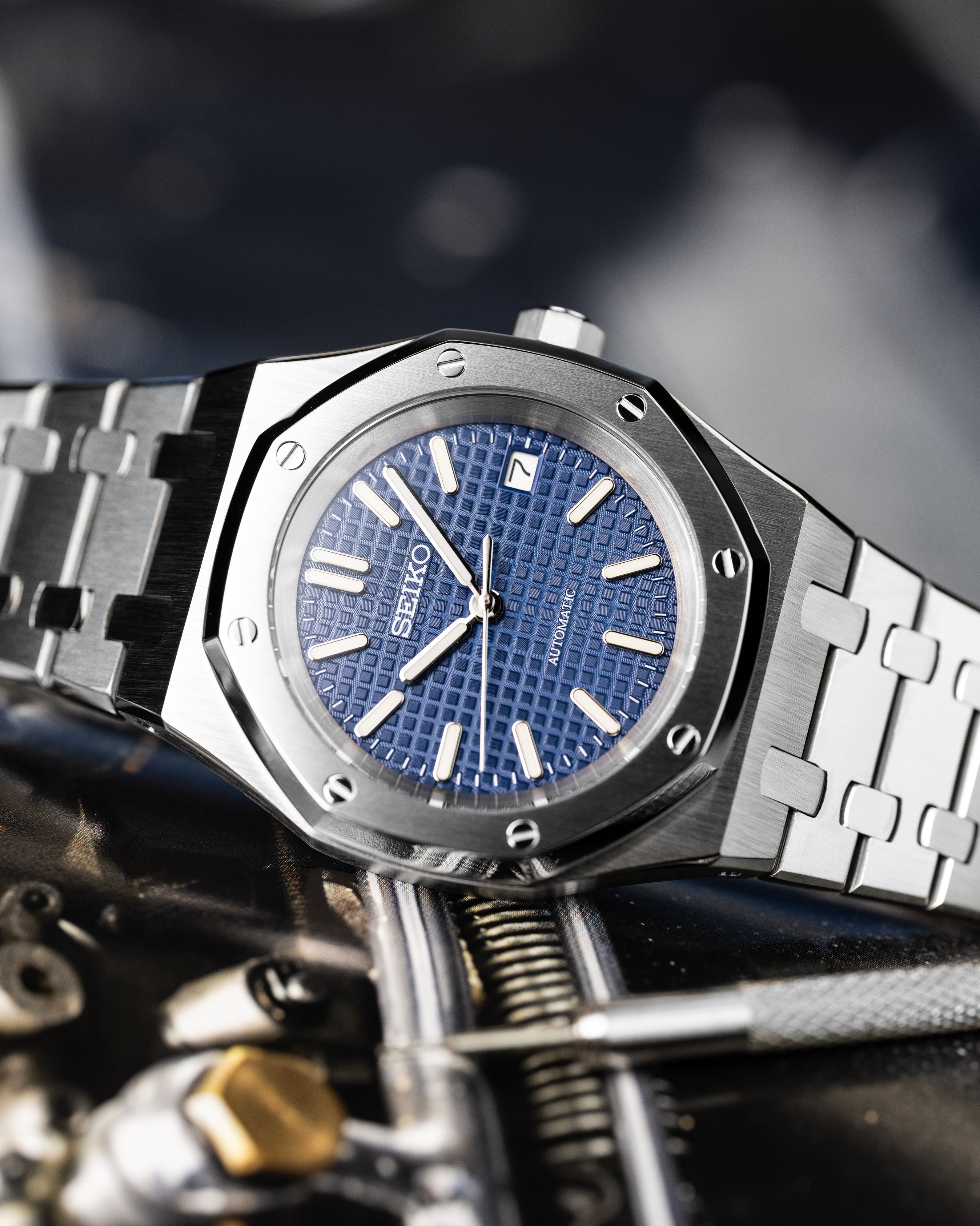 Custom Seiko Mod – Royal Oak Ap Homage With Brushed Stainless Steel Integrated Bracelet Blue Waffle-Textured Tapisserie Dial And Octagonal Bezel2