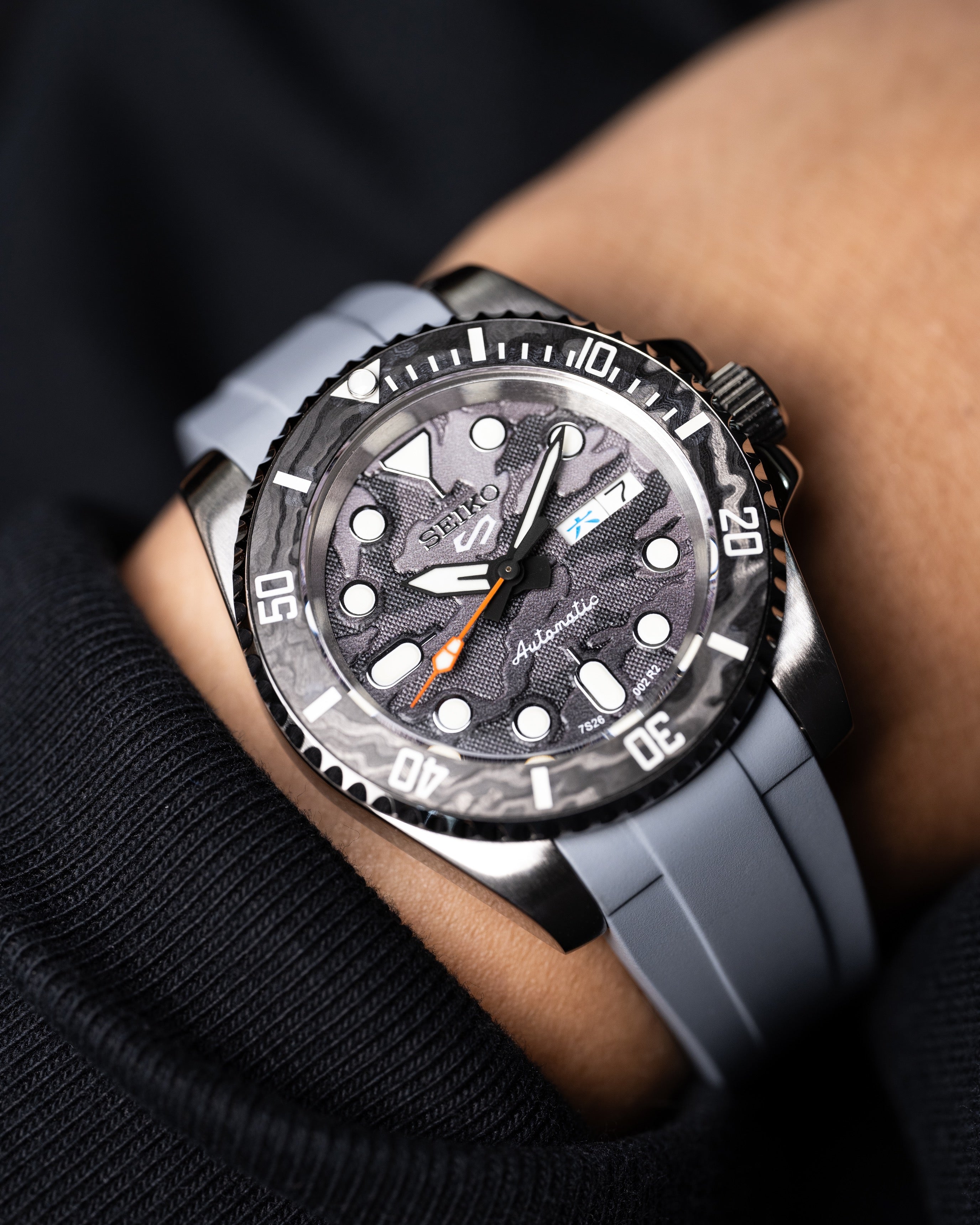 Custom Seiko Mod – Submariner Watch Damascus Steel Bezel Grey Camo Dial Orange Seconds Hand Grey Rubber Strap22