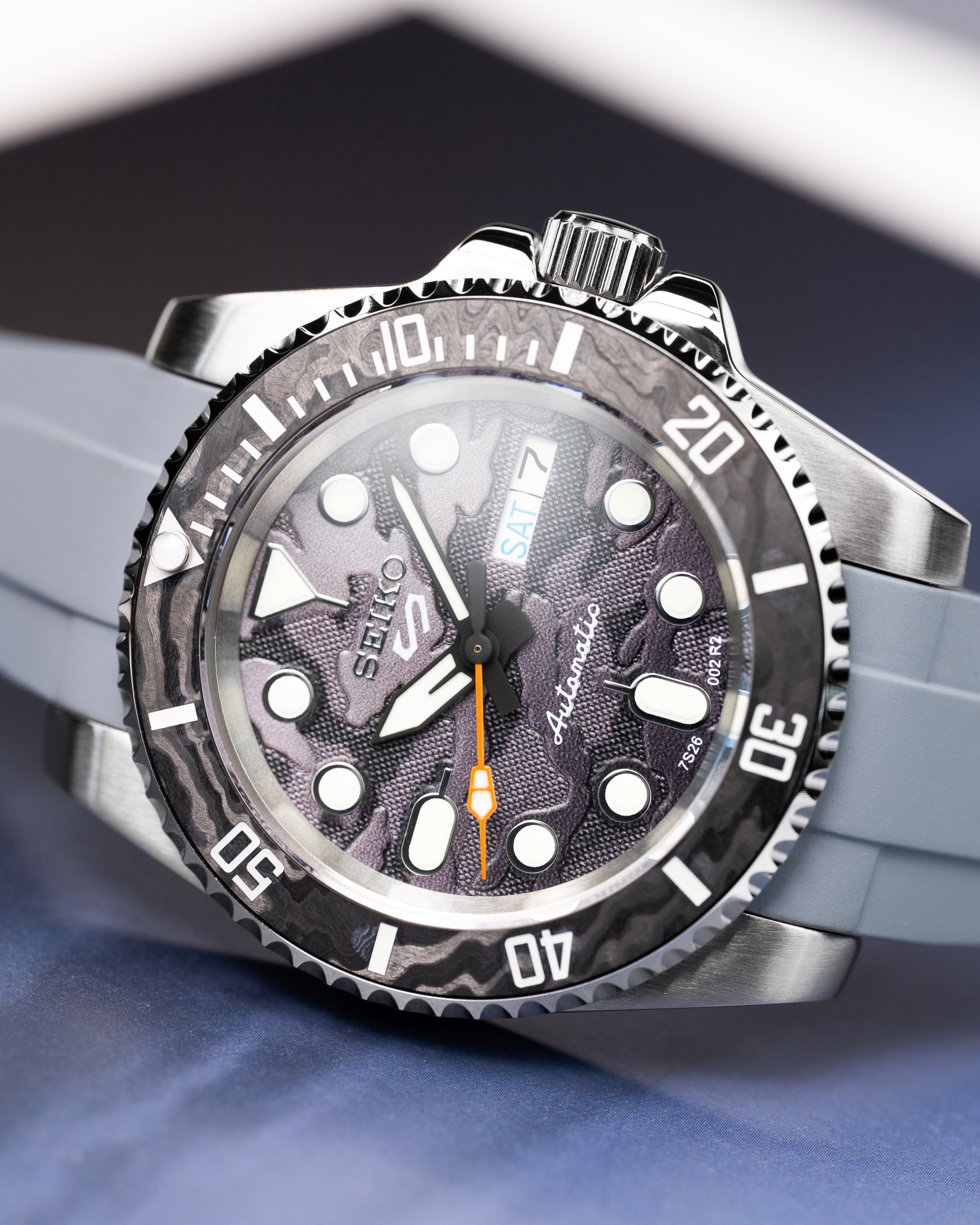 Custom Seiko Mod – Submariner Watch Damascus Steel Bezel Grey Camo Dial Orange Seconds Hand Grey Rubber Strap3