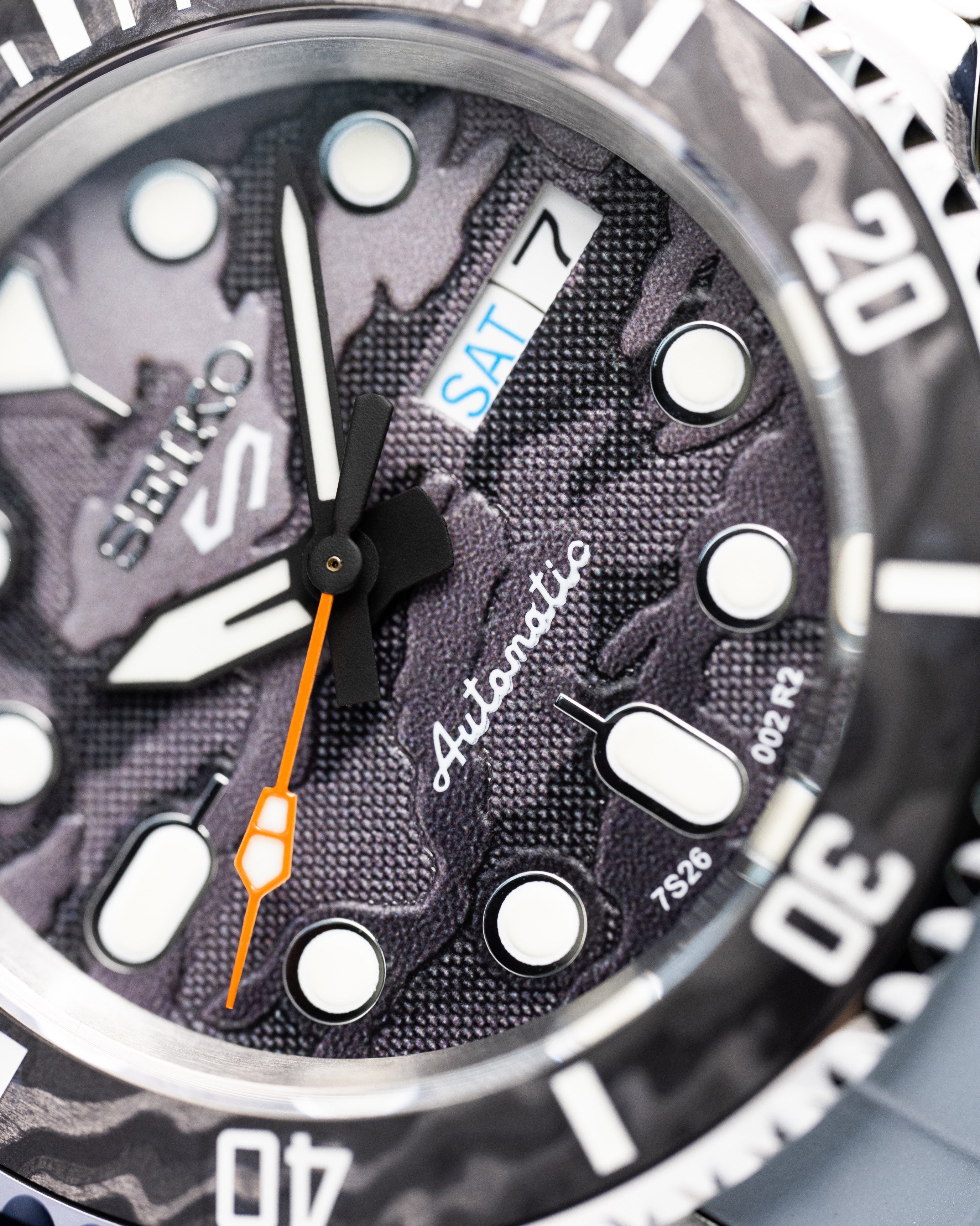Custom Seiko Mod – Submariner Watch Damascus Steel Bezel Grey Camo Dial Orange Seconds Hand Grey Rubber Strap6